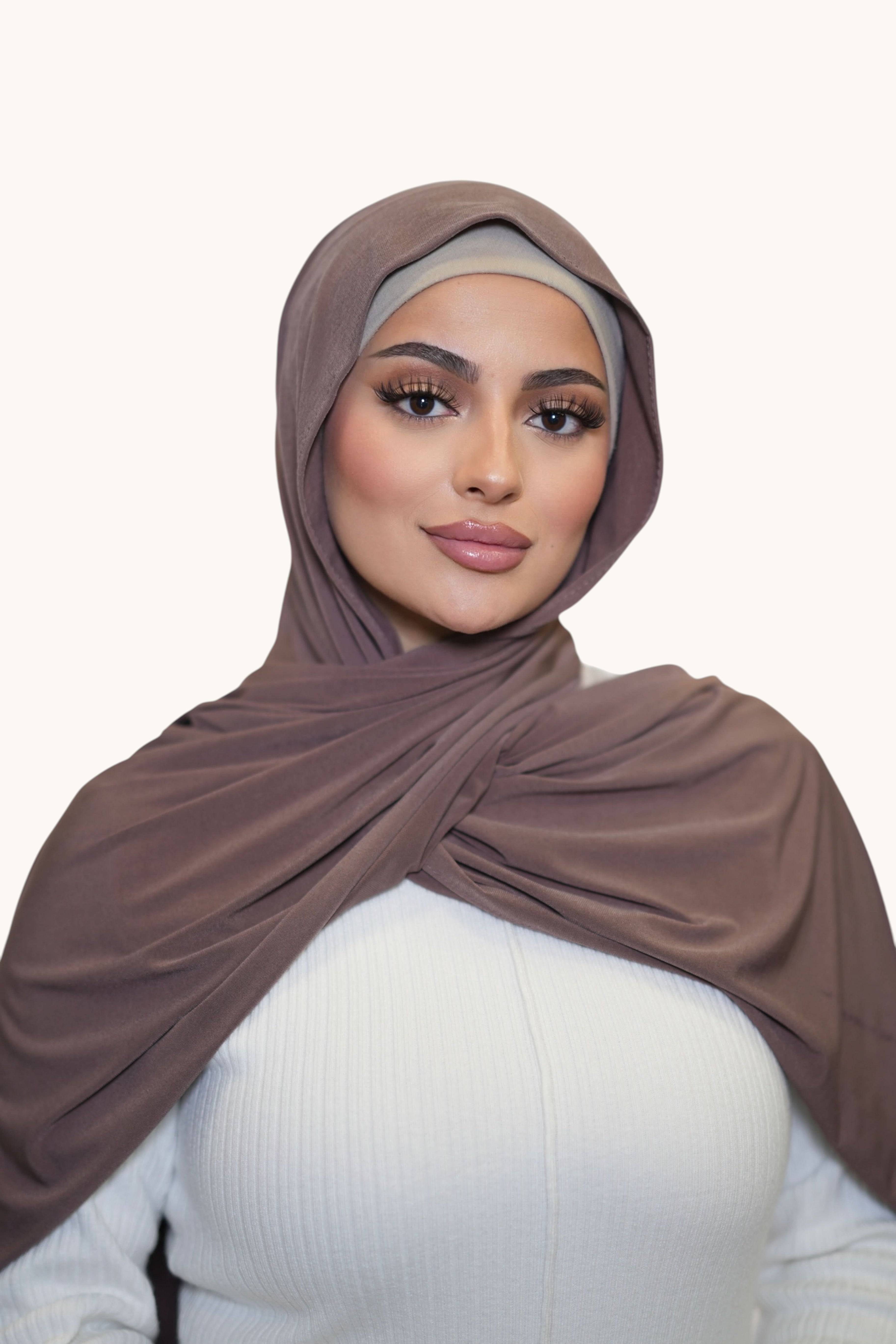 Hijab Vela Jersey in Kaffee von Losyana.Shop, bequemes Modeaccessoire aus dehnbarem Jerseystoff, zeigt den Hijab in Kaffee-Farbe.