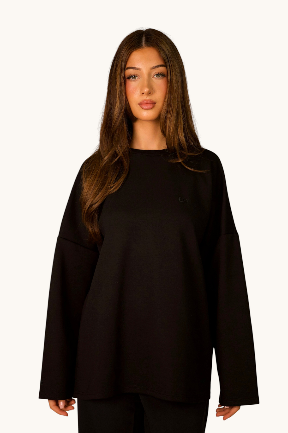 LOSYANA LSY Langarmshirt in Schwarz aus weicher Baumwolle mit lockerem Schnitt an einer jungen Frau