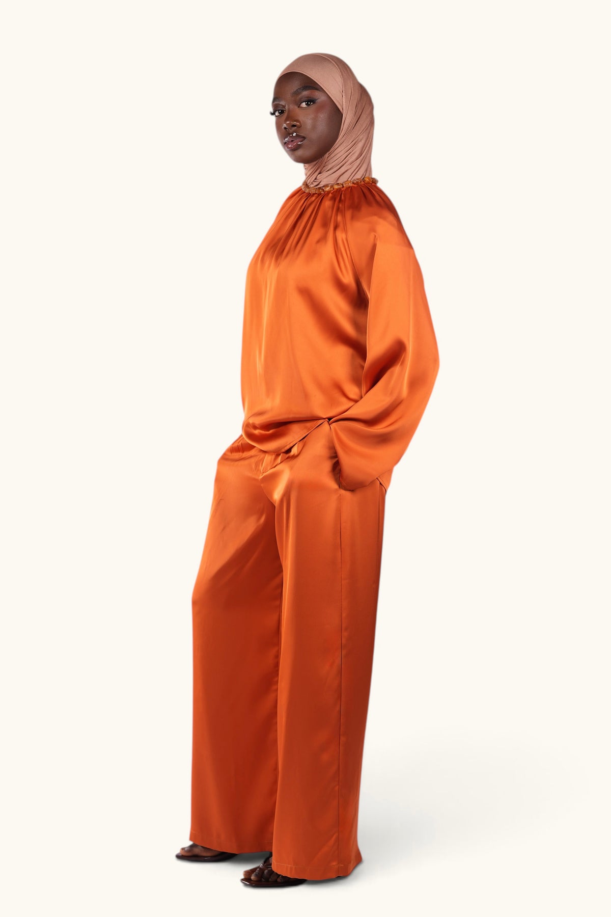 Zweiteiler von LOSYANA namens La Marina, farbenfrohes modisches Damen-Outfit mit gestreiftem Oberteil und passender Hose.