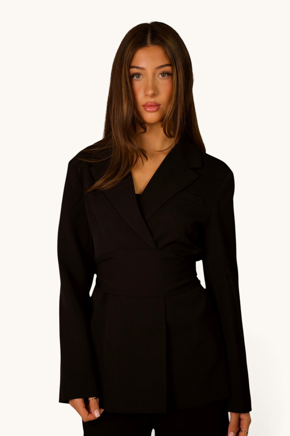 LOSYANA Noble Belted Blazer in Schwarz mit abnehmbarem Taillengürtel an einem Model
