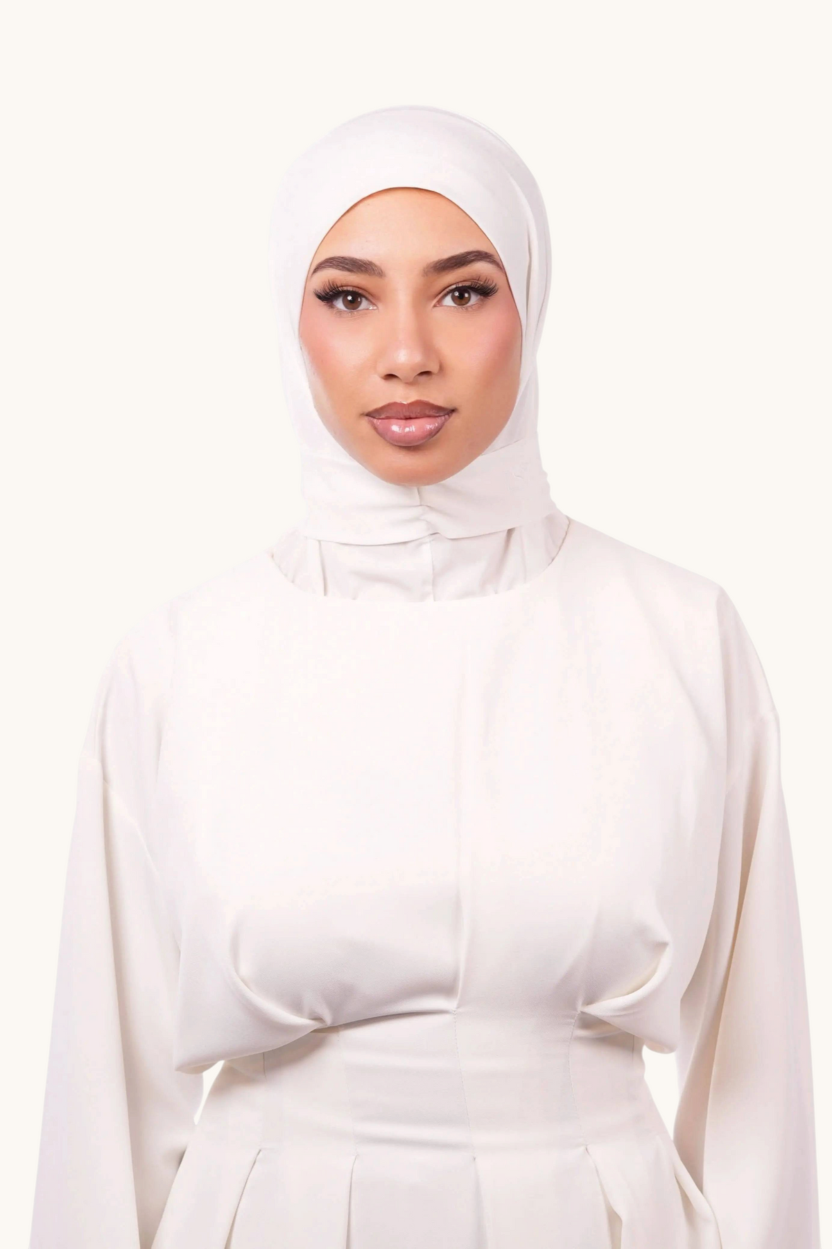Weißer Instant-Hijab von Losyana.Shop, einfach zu tragender Hijab aus weichem Stoff, perfekt für den täglichen Gebrauch.