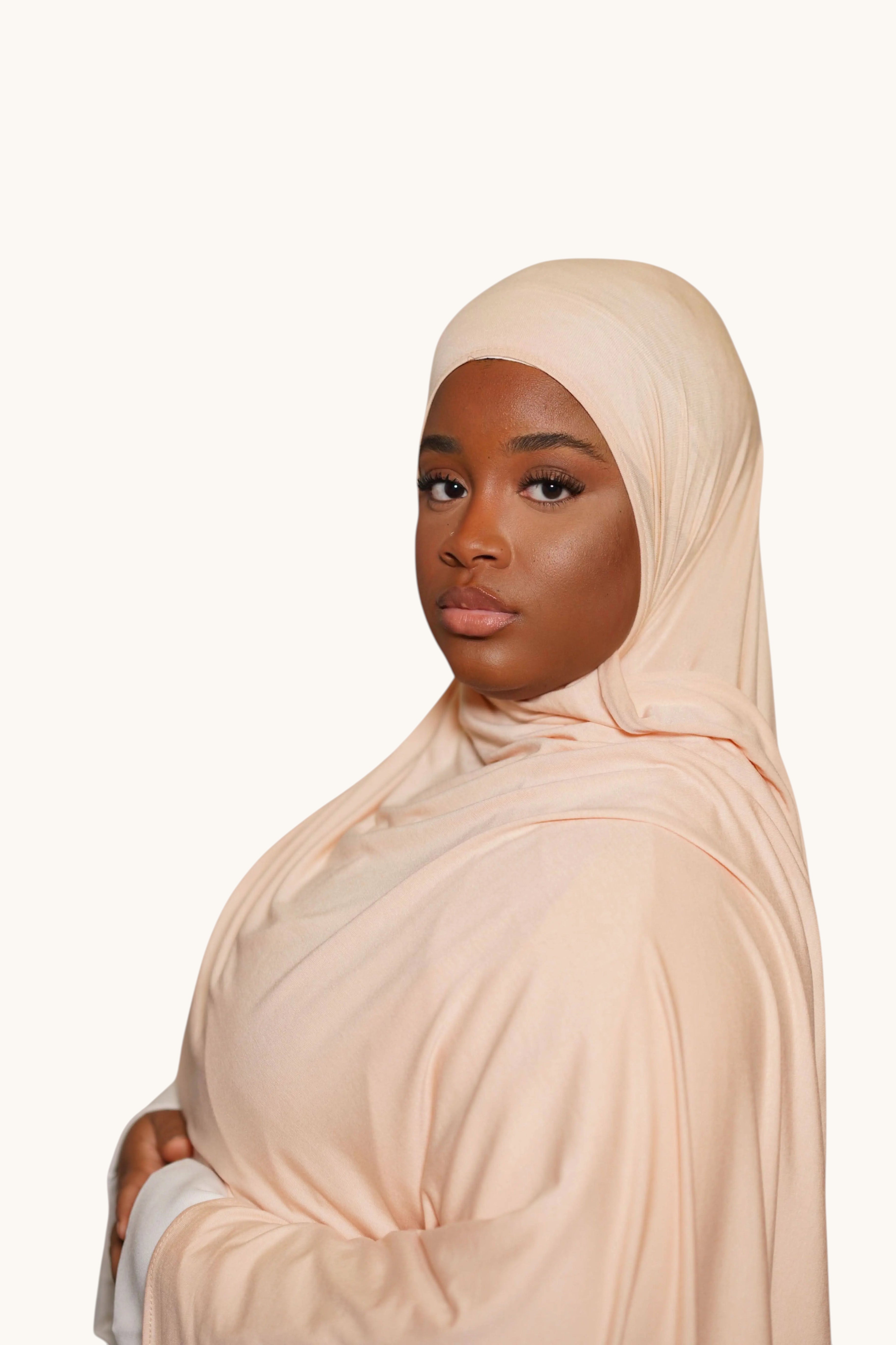 Heller peachfarbener Losyana.Shop Hijab aus Jersey, weich und bequem für stilvollen Kopfschmuck.