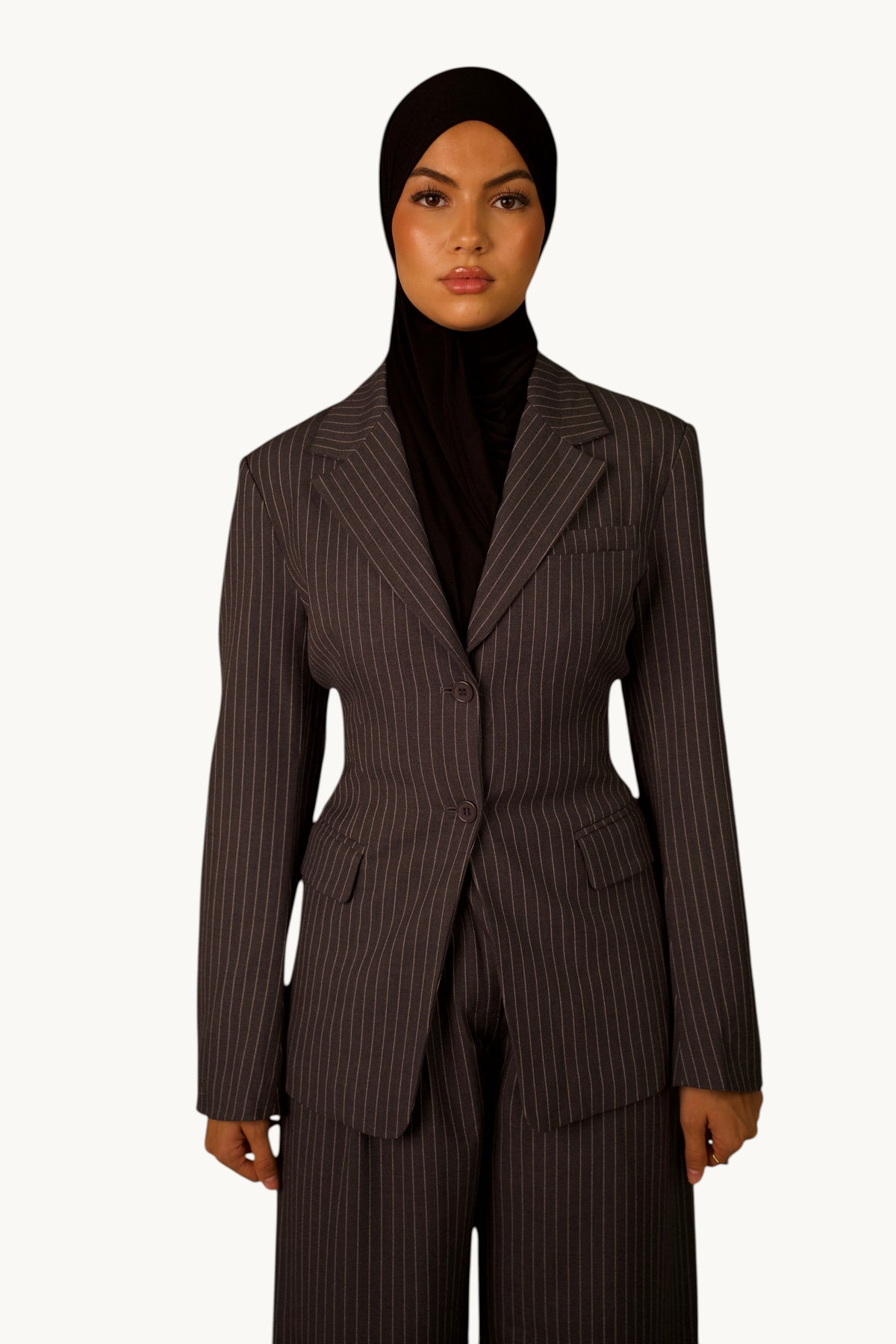 LOSYANA Rivoli Blazer in Grau mit Nadelstreifen, taillierter Schnitt mit doppeltem Knopfverschluss und Schulterpolster