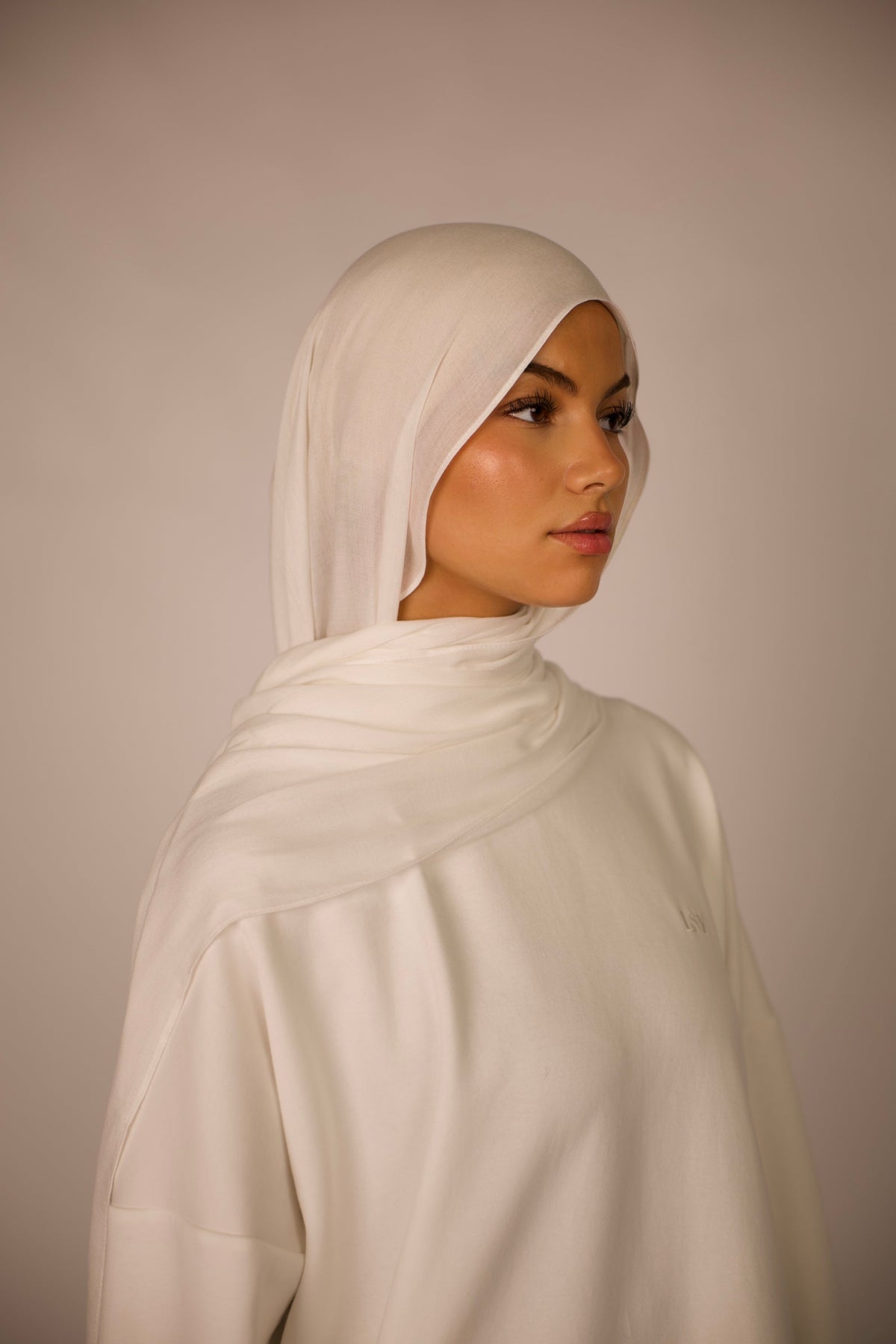 LOSYANA weißer, leichter Modal-Hijab mit fließendem Fall, getragen von einem Model für einen eleganten Look.