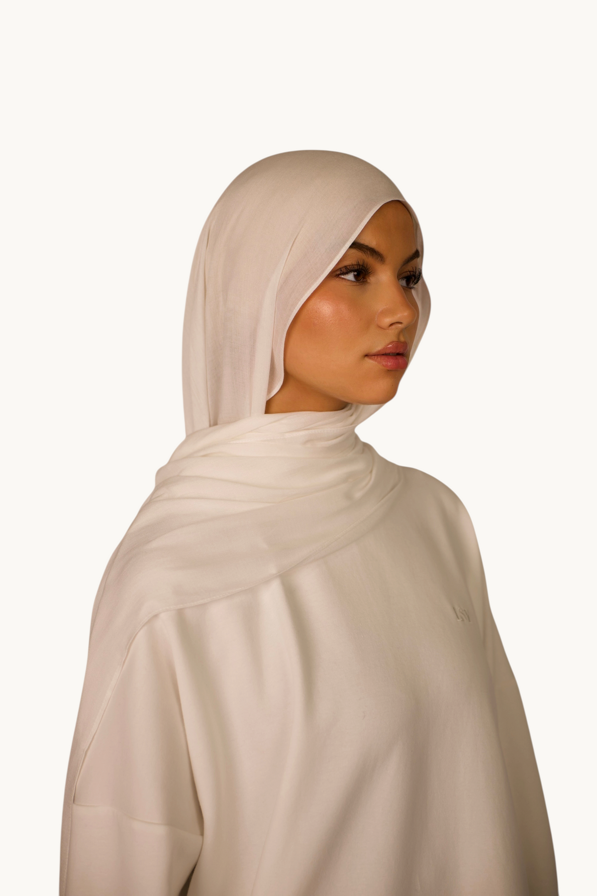 LOSYANA weißer, leichter Modal-Hijab mit fließendem Fall, getragen von einem Model für einen eleganten Look.