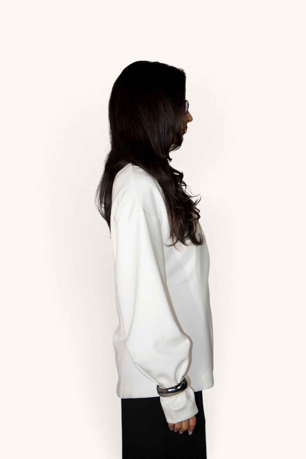 Weicher weißer Blazer von Losyana.Shop, elegantes Oberteil aus angenehmem Stoff, Nahaufnahme des stilvollen Designs.