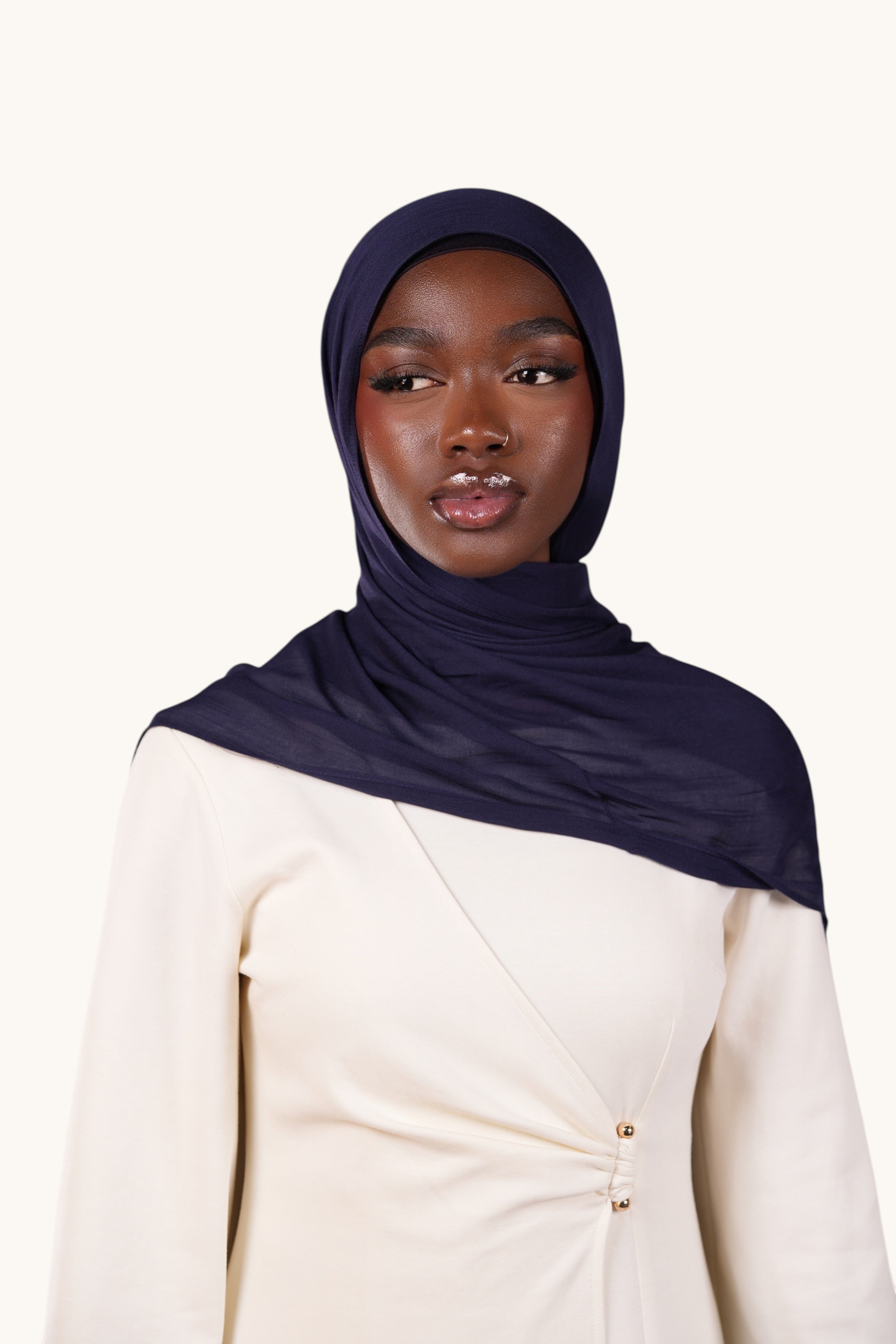 Leichter navy blauer LOSYANA Modal-Hijab aus weichem Stoff, bequem und stilvoll für den täglichen Gebrauch.