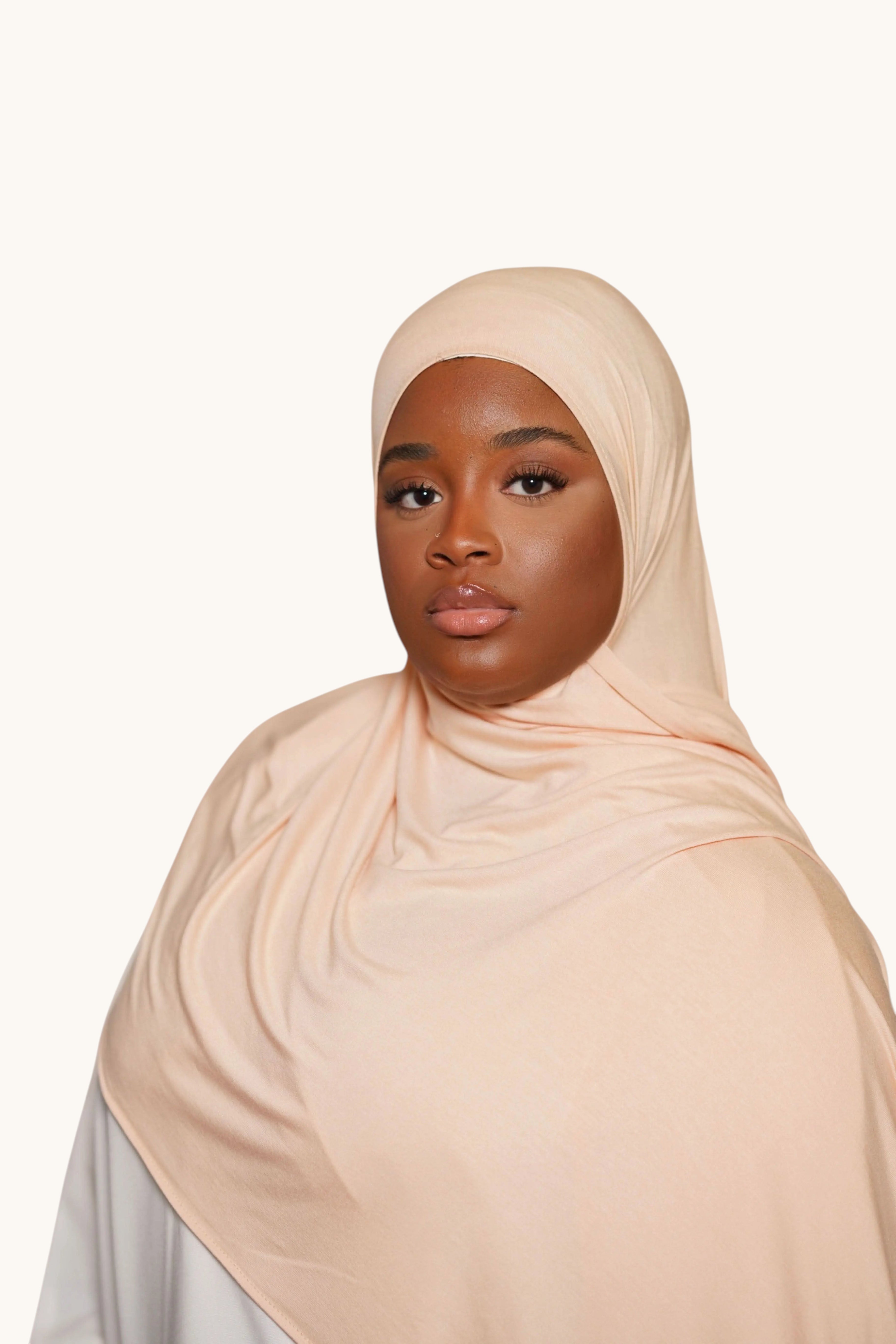 Hell peachfarbener Losyana.Shop Hijab aus Jersey, weich und bequem, mit fließender Textur für stilvollen Komfort.