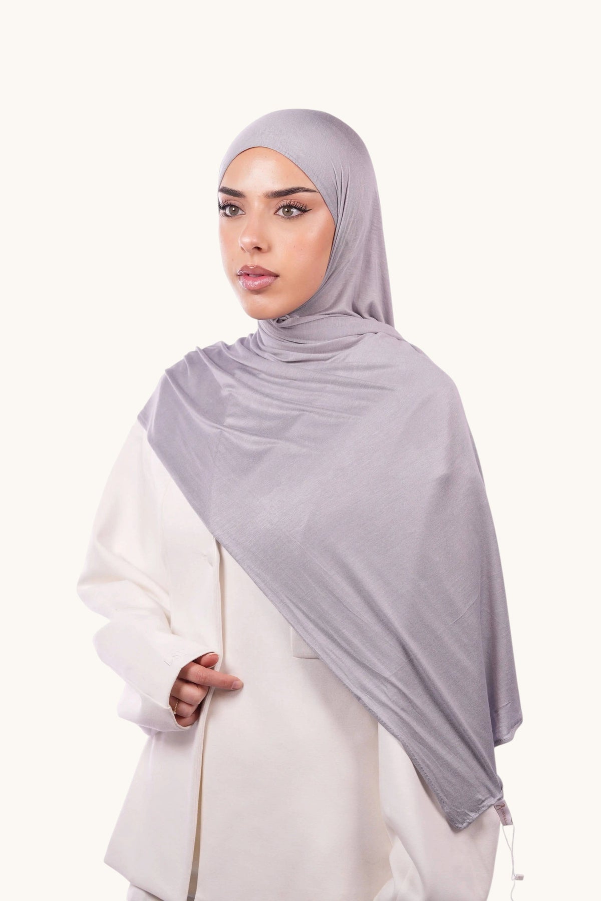 Graues Bamboo Jersey von Losyana.Shop, weiches und nachhaltiges Stoffdesign, gezeigt auf einem stilvollen Kleidungsstück.