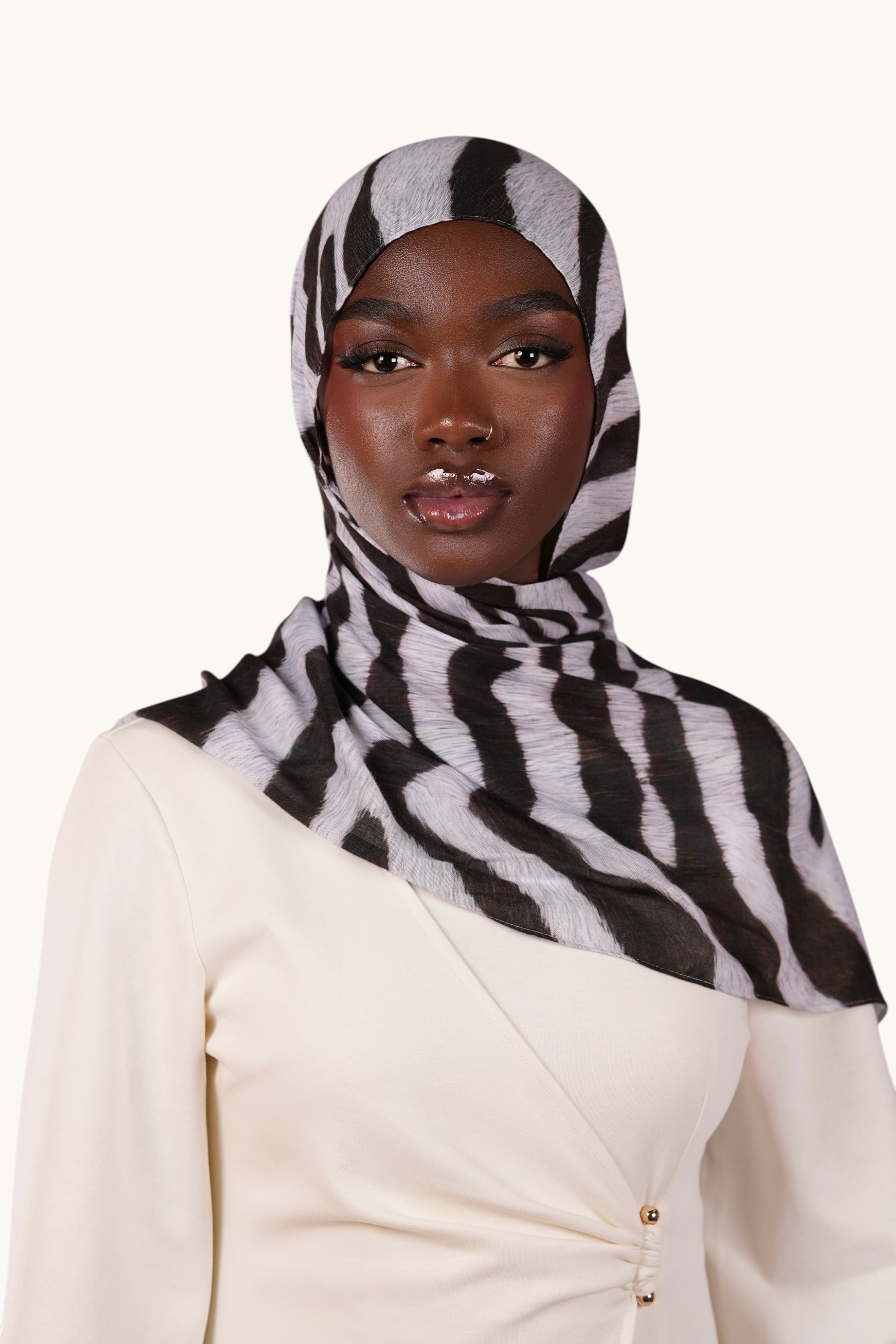 Leichter LOSYANA Hijab aus Modal in Braun mit Wellenmuster, weich und bequem für stilvollen Komfort.
