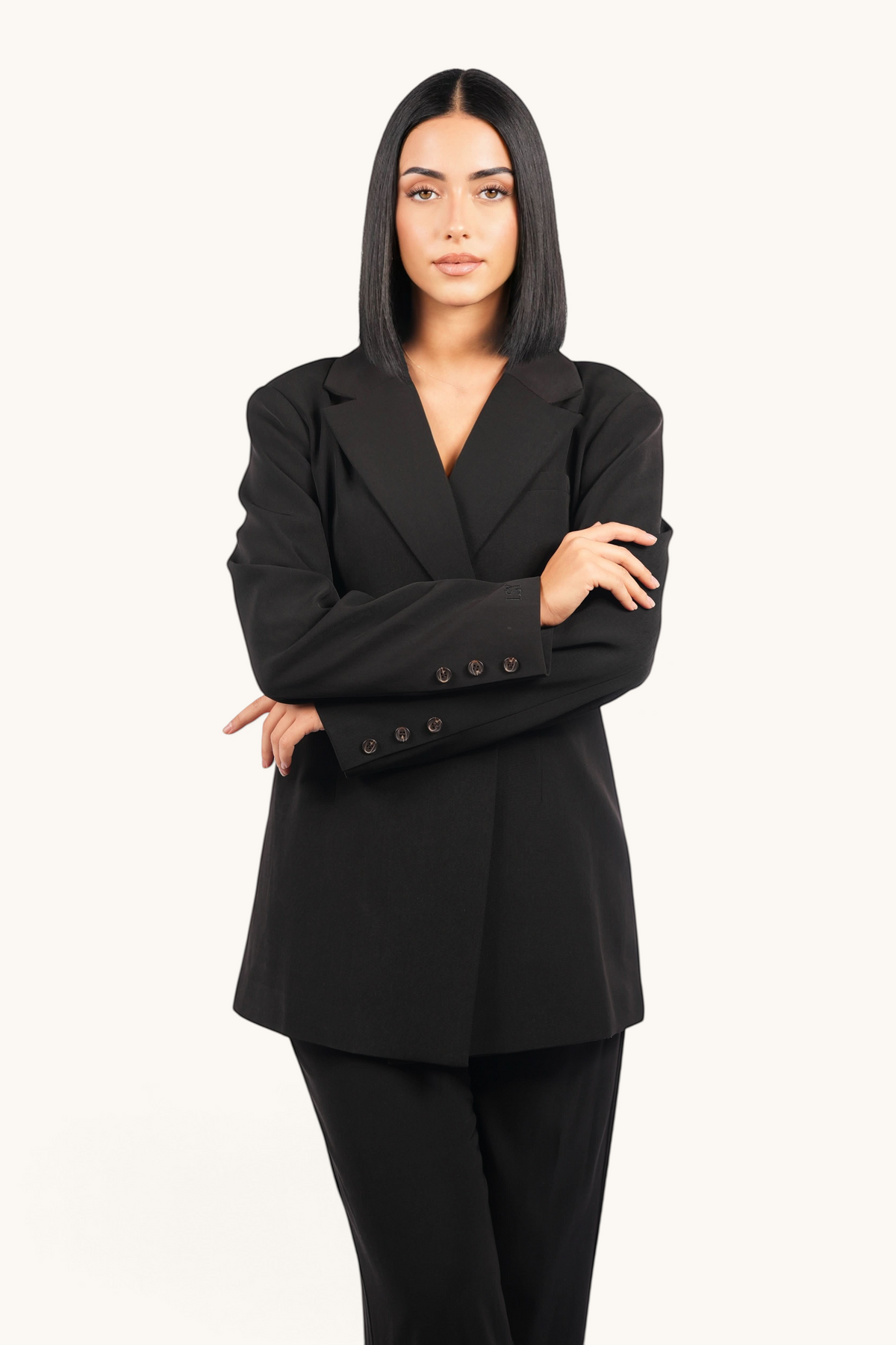 Schwarze Losyana.Shop Jacke im stilvollen, taillierten Blazer mit Gürtel, perfekt für elegante Outfits.