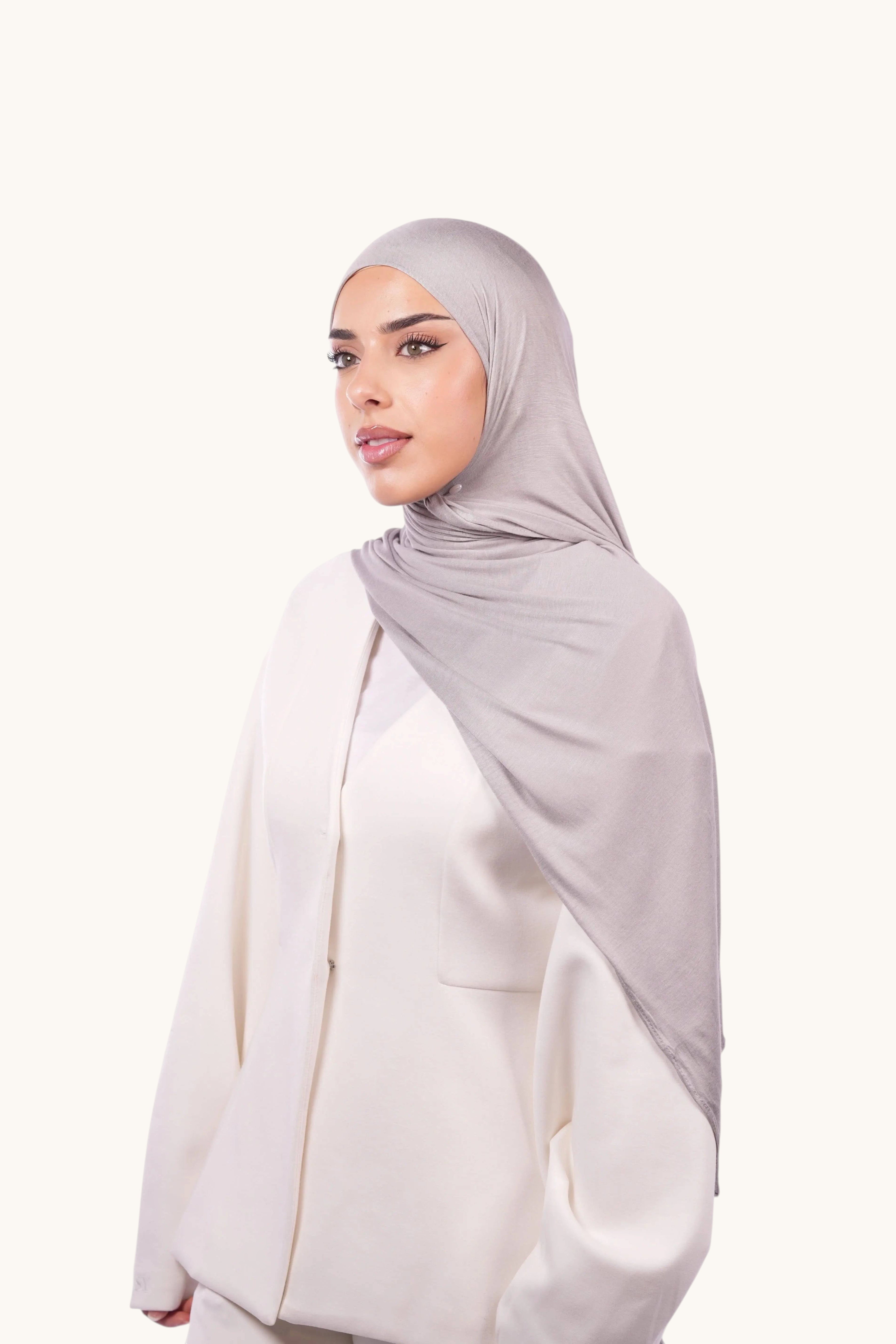 Bambus-Jersey in Nude Grau von Losyana.Shop, weiches und bequemes Stoffstück für nachhaltige Kleidung, Nahaufnahme des Materials