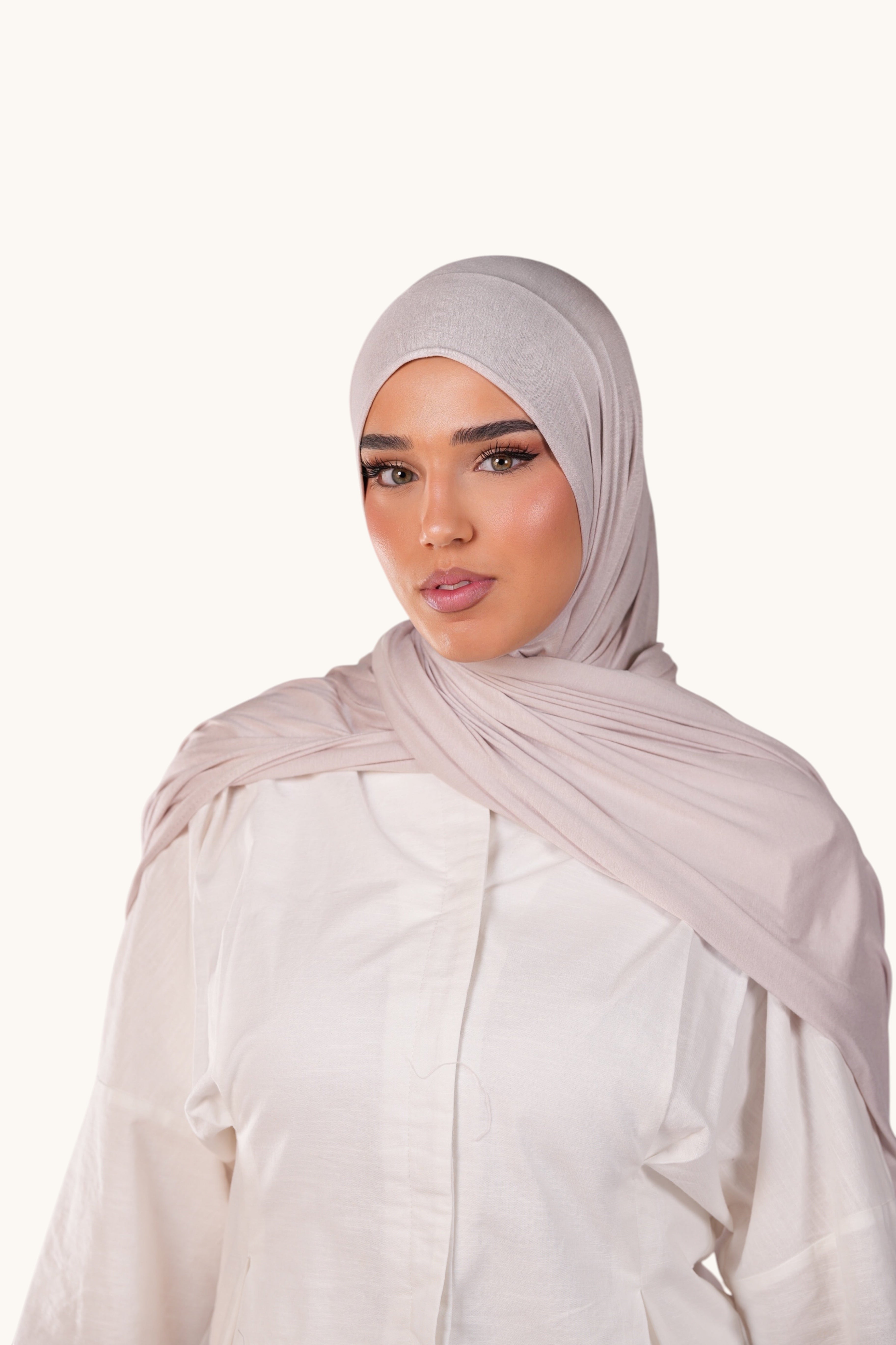 Weiches Bambus-Jersey-Linnenstoff von Losyana.Shop, nahtloses Stoffmuster in natürlichen Beige- und Grautönen, Textilstruktur sichtbar
