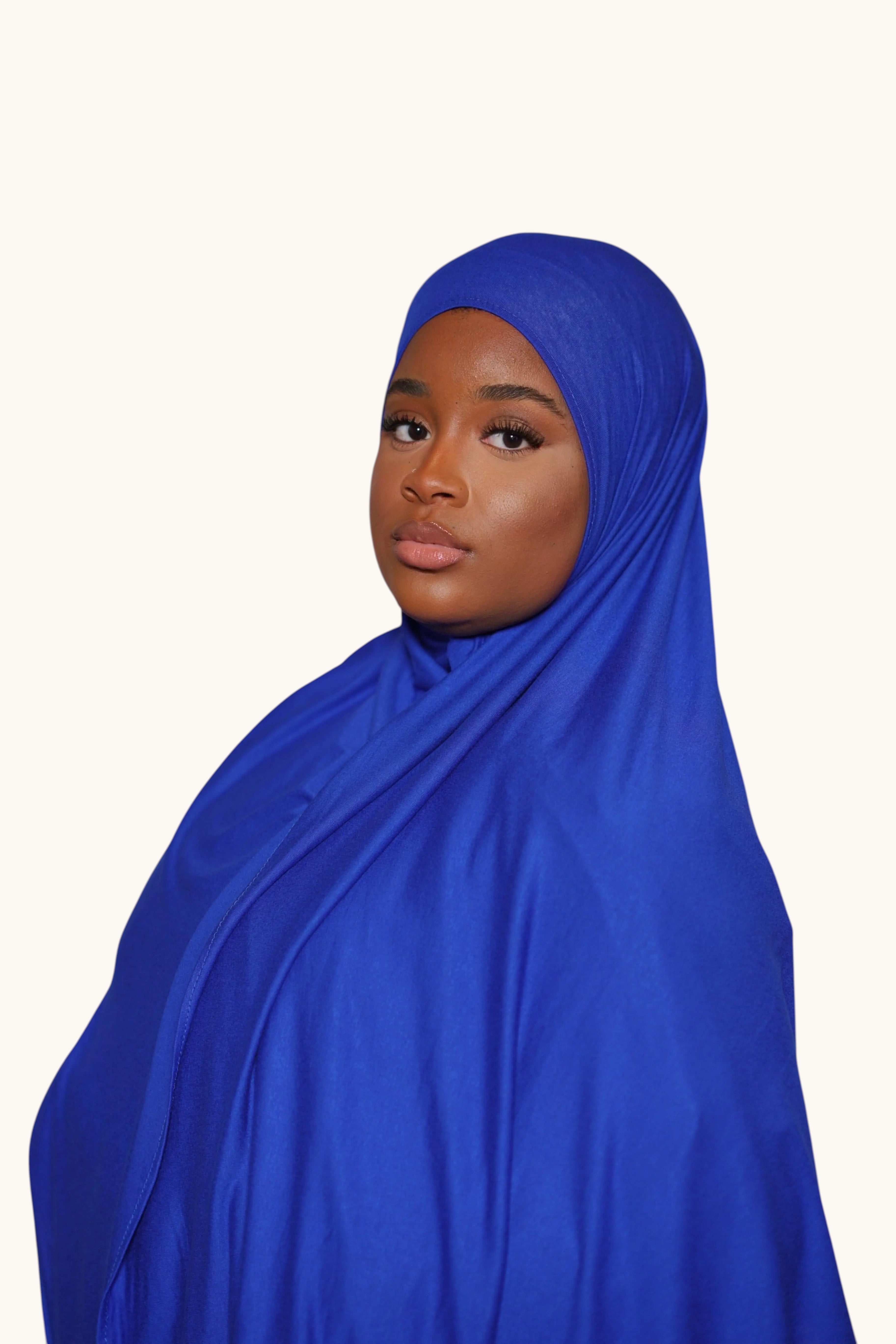 Royalblaues Losyana.Shop Jersey aus weicher Baumwolle, Detailansicht des sportlichen Oberteils.