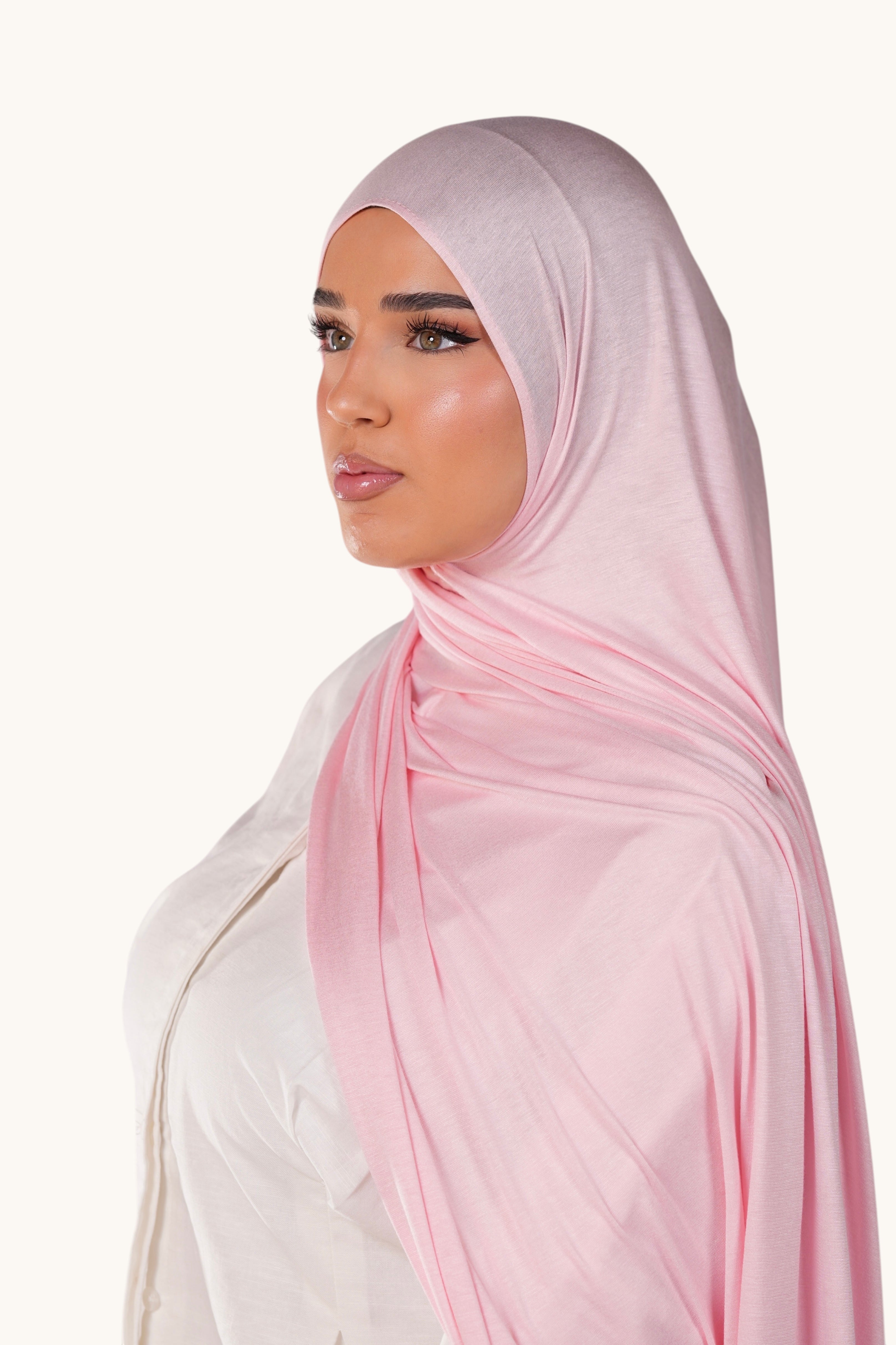 Bambus-Jersey mit Erdbeer-Muster von Losyana.Shop, weiches Stoff, ideal für bequeme Kleidung, zeigt das fruchtige Design.