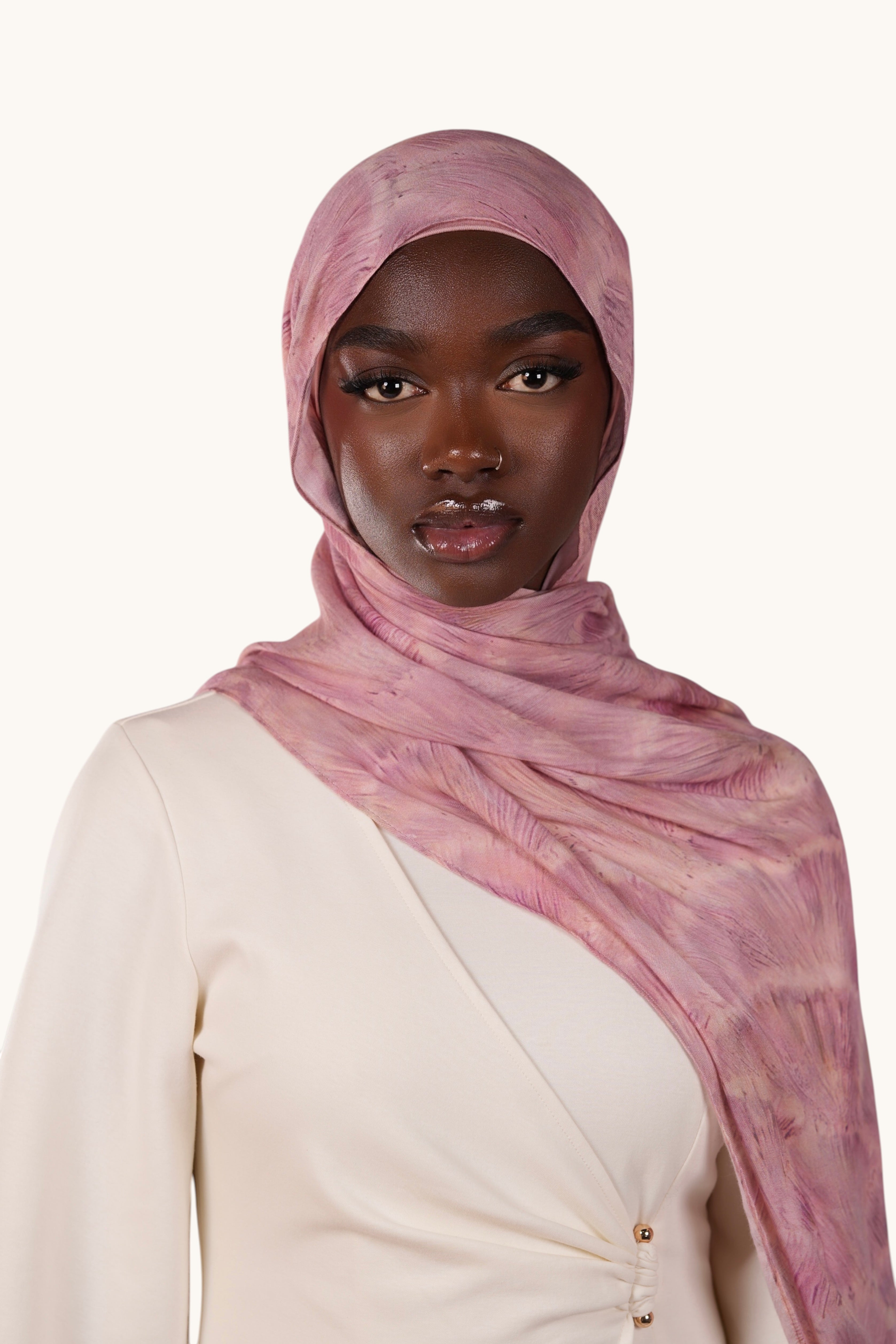 Leichter LOSYANA Modal-Hijab in zartem Rosa, bequem und stilvoll, aus weichem Material, für modische Kopfbedeckung.