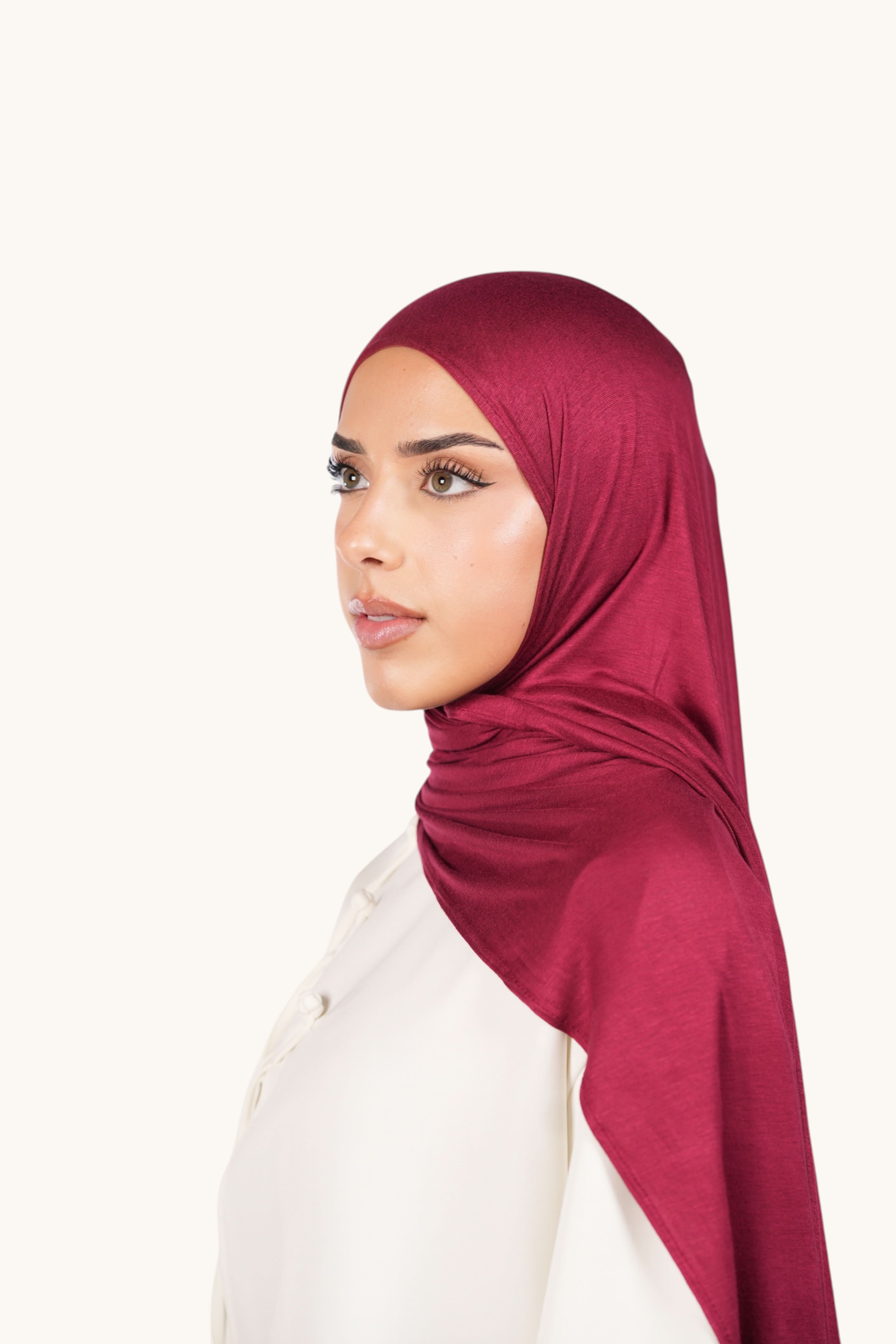 Bordeaux farbener Bambus-Jersey-Hijab von Losyana.Shop, weich und bequem, zeigt das Stoffmuster und den Hijab-Look.