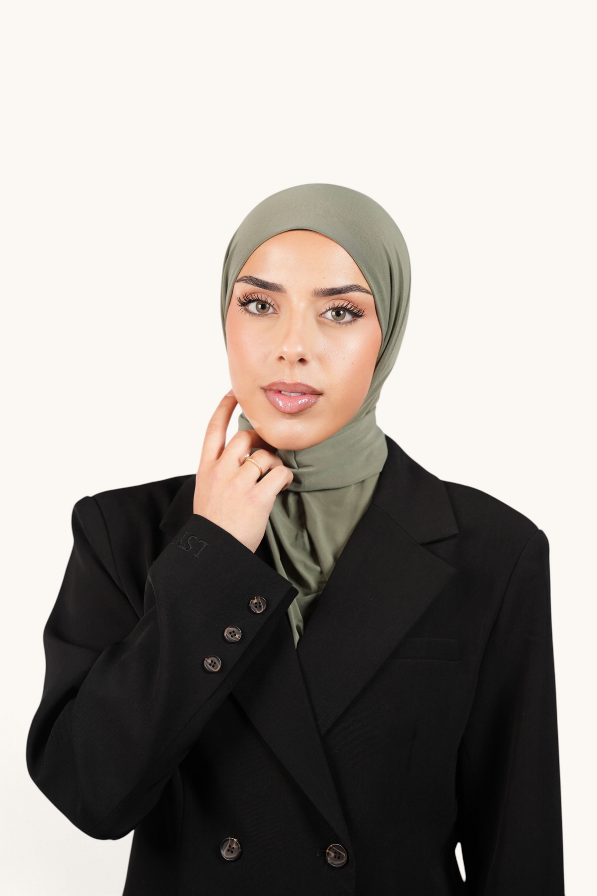 Olivgrüner Instant-Hijab von Losyana.Shop, bequemes und stilvolles Hijab-Design für den Alltag, zeigt den Stoff und die Passform.