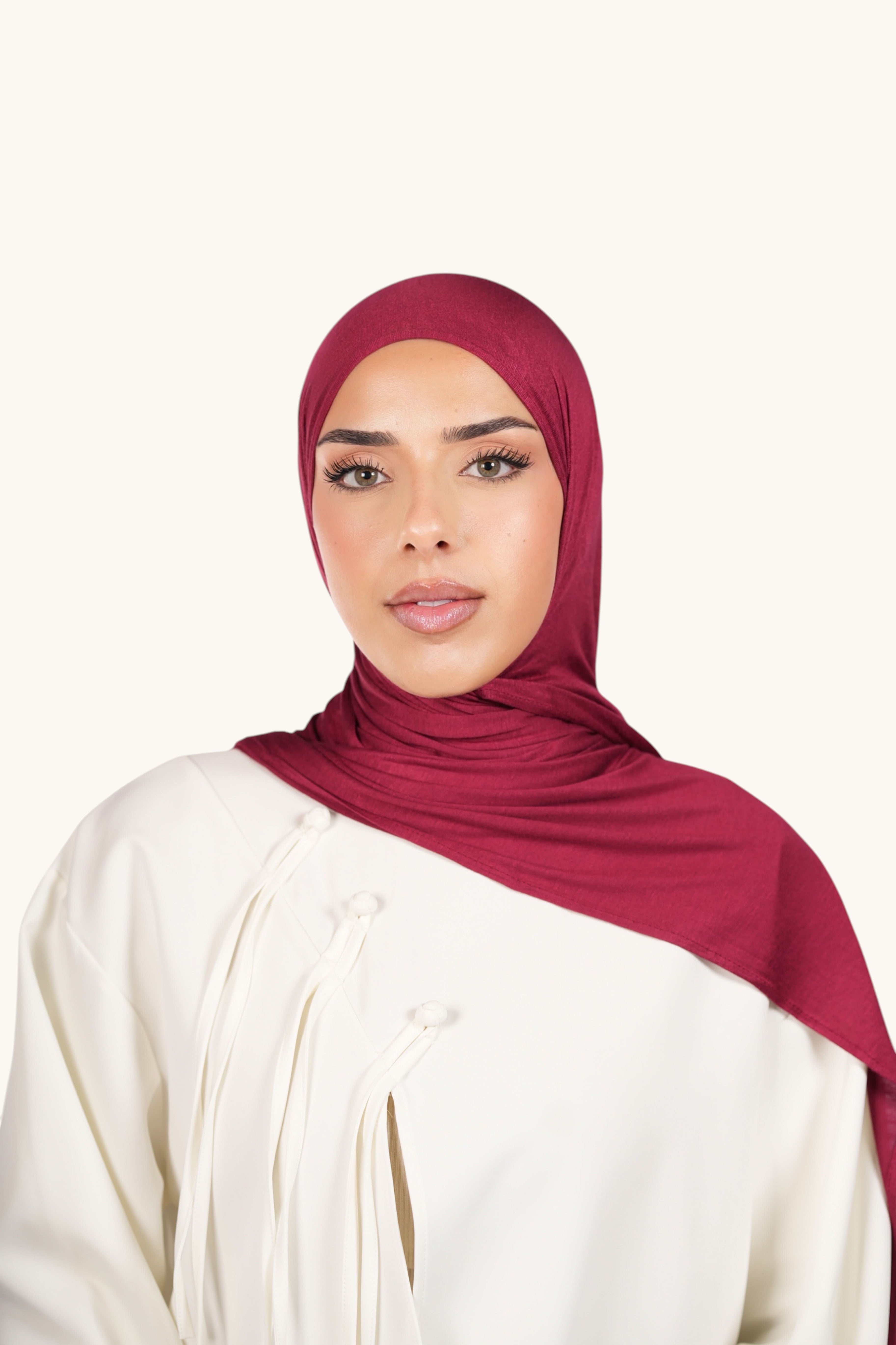 Bordeauxfarbenes Bambus-Jersey-Hijab von Losyana.Shop, weiches und bequemes Kopftuch aus nachhaltigem Material.
