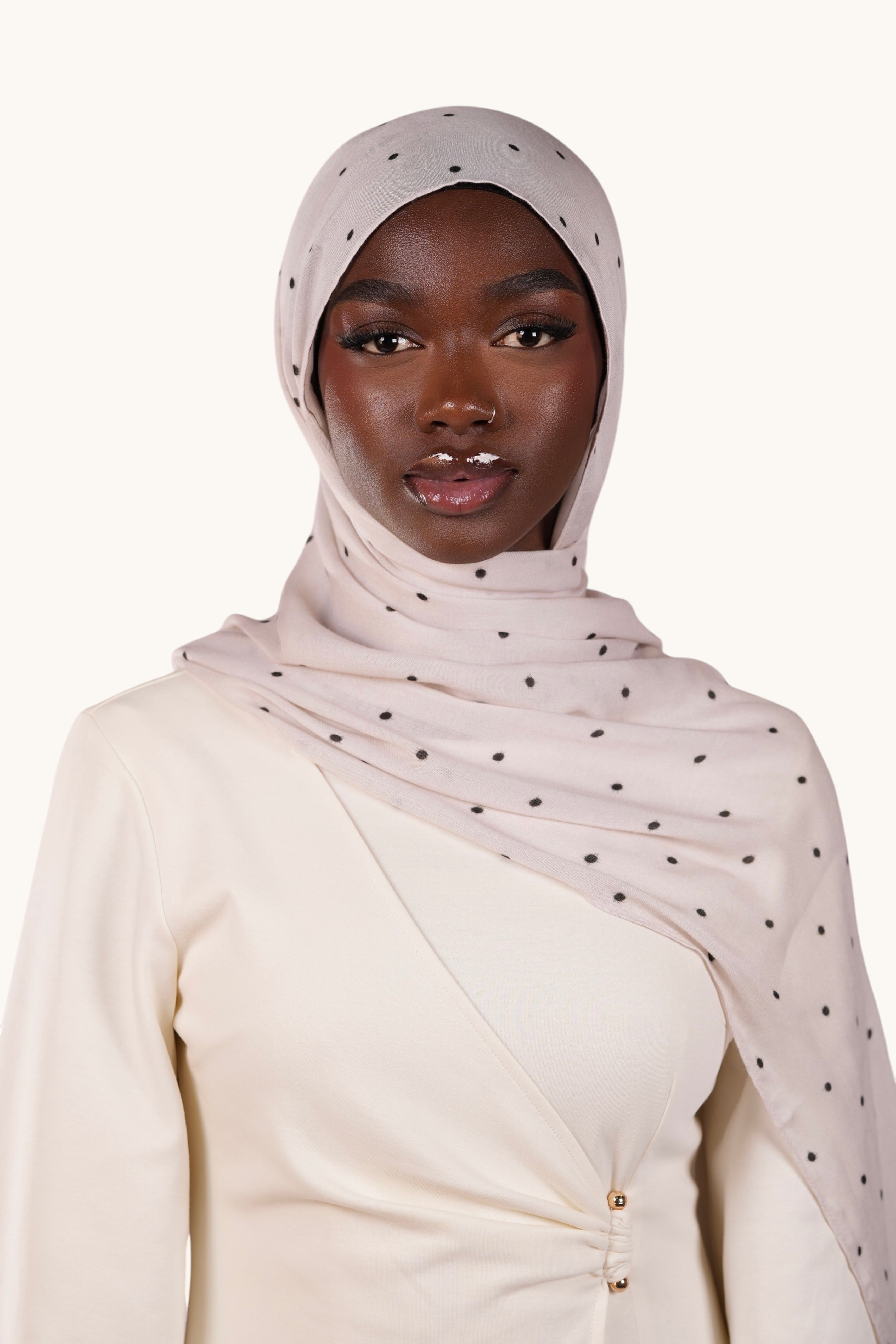 Leichter Modal-Hijab im Velour-Dot-Design von LOSYANA, elegante und bequeme Kopfbedeckung aus weichem Stoff.