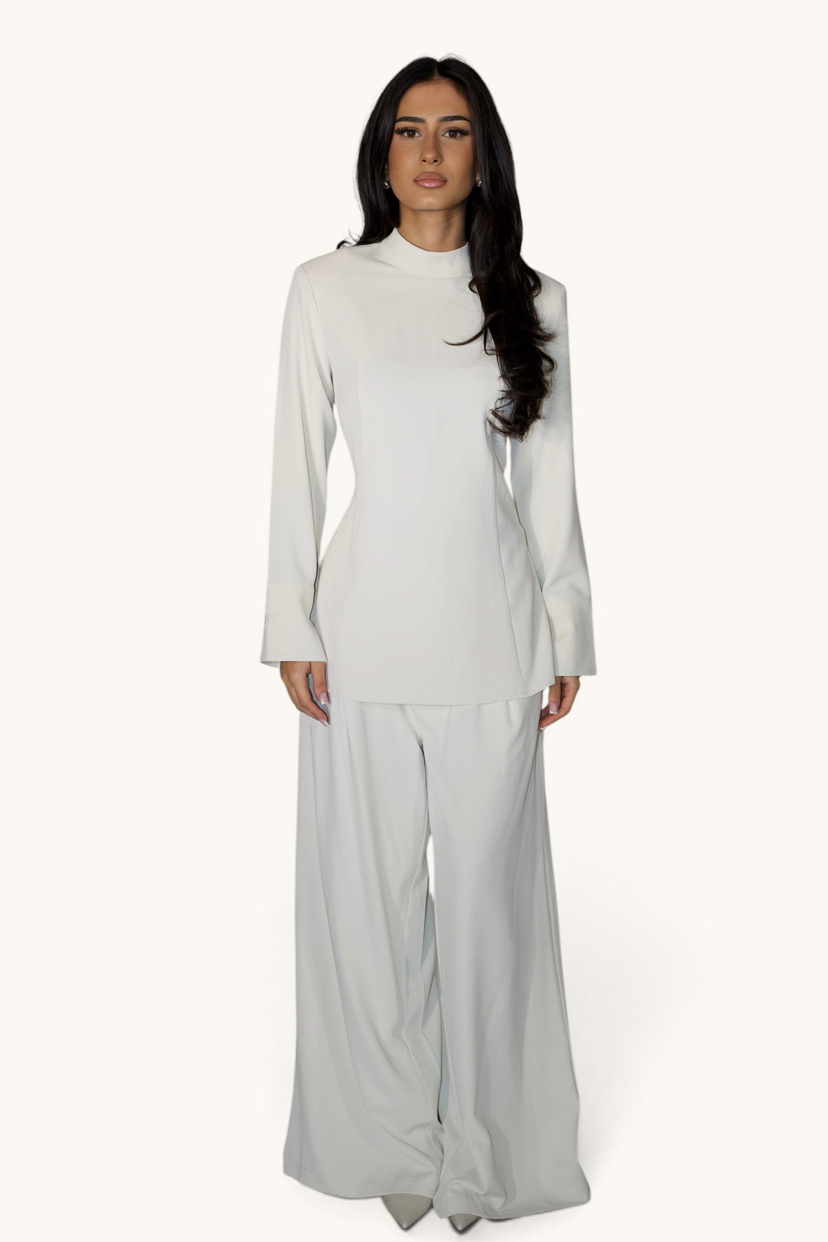 LOSYANA Zweiteiler in Creme Weiß mit langärmligem Oberteil und weit geschnittener Hose an einem Model