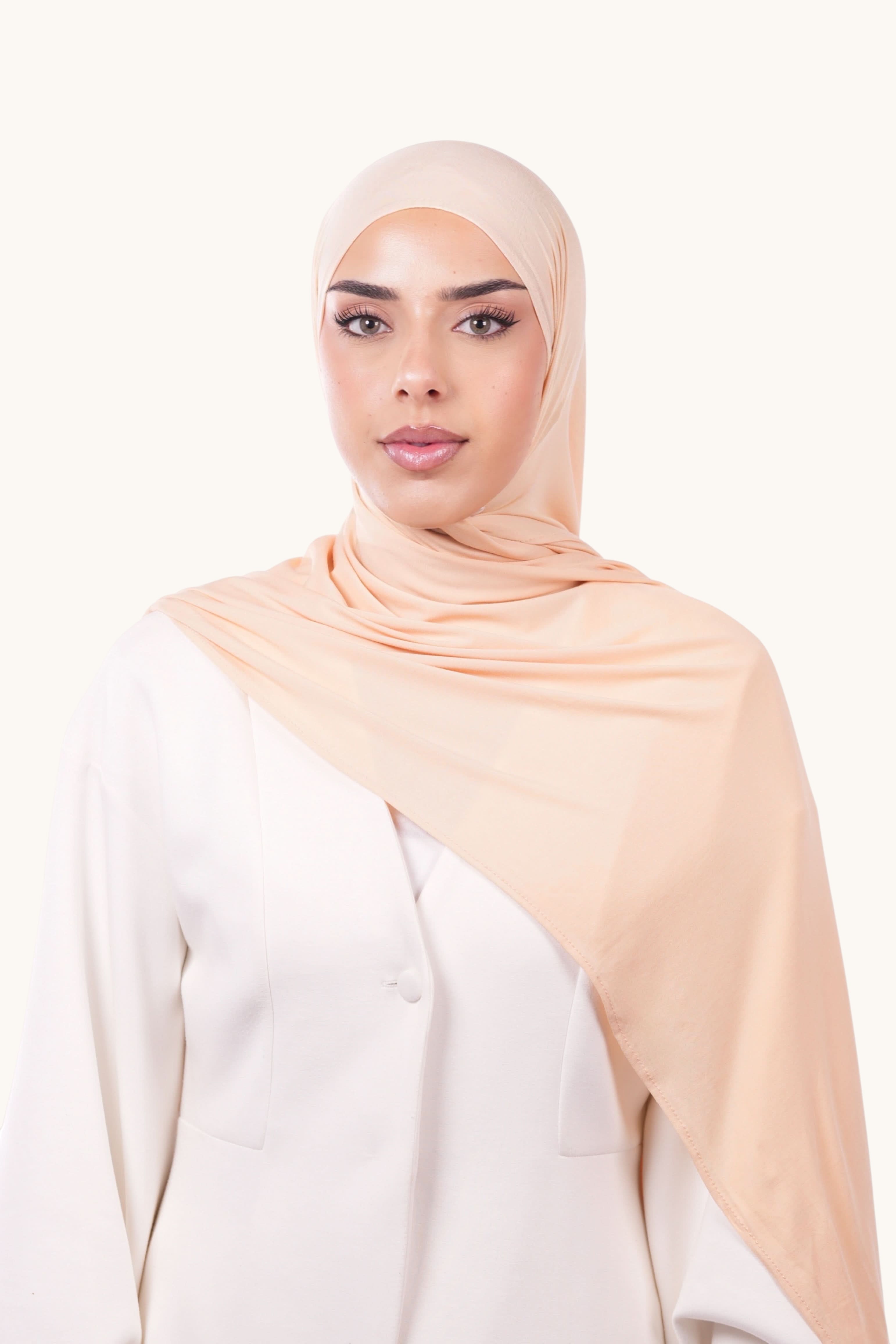 Himbeerfarbener Vela Jersey Hijab von Losyana.Shop, weiches und bequemes Kopftuch aus Jersey-Stoff, zeigt den Stoff und die Textur.