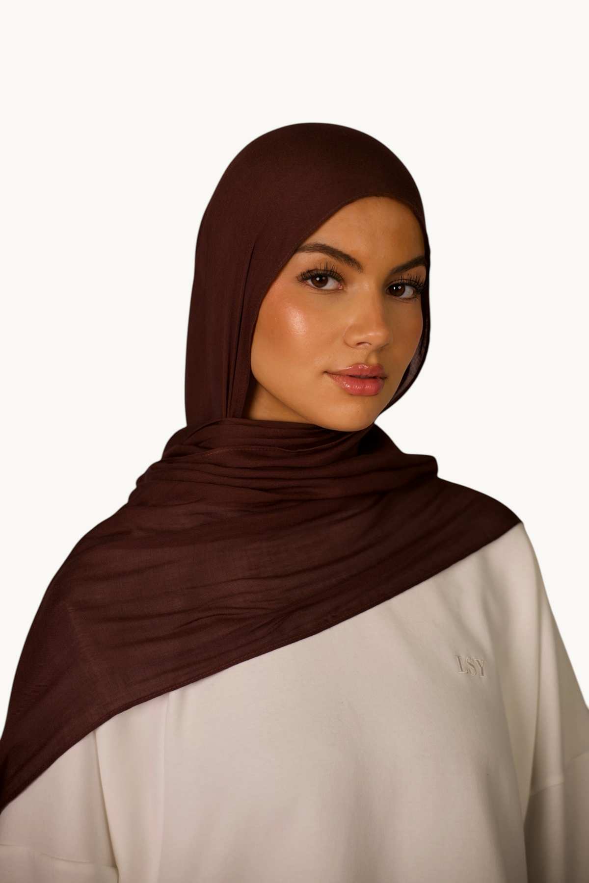 LOSYANA Hijab aus leichtem, espresso-braunem Modal-Stoff, getragen von einem Model mit passender Unterkappe