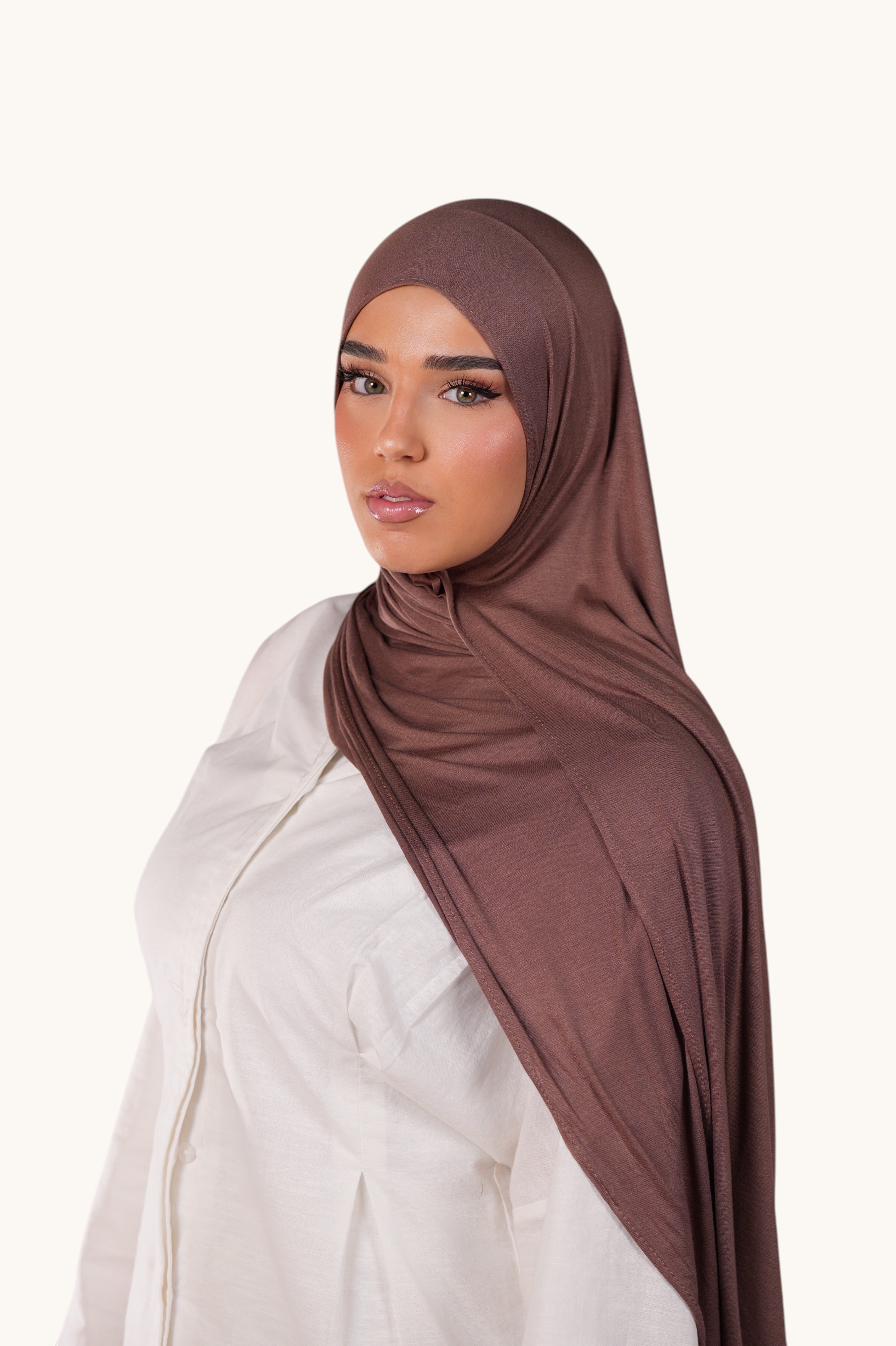 Bambus-Jersey in Kaffee von Losyana.Shop, weiche Textur und natürliche Faser, Stoffdetail und Farbnuance sichtbar