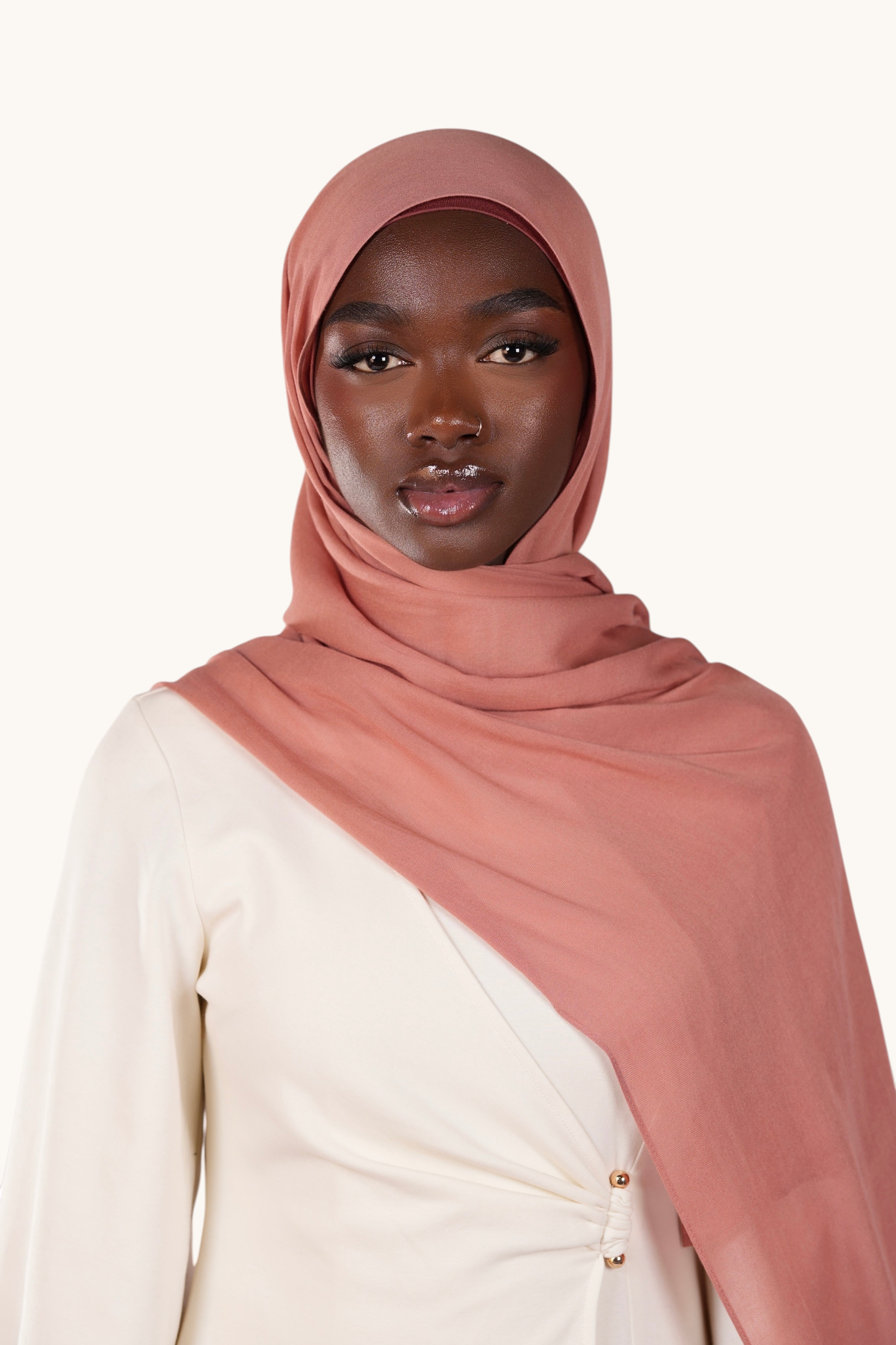 Leichter Modal-Hijab in Dusty Rose von LOSYANA, fließend und angenehm weich, trägt stilvoll und komfortabel.