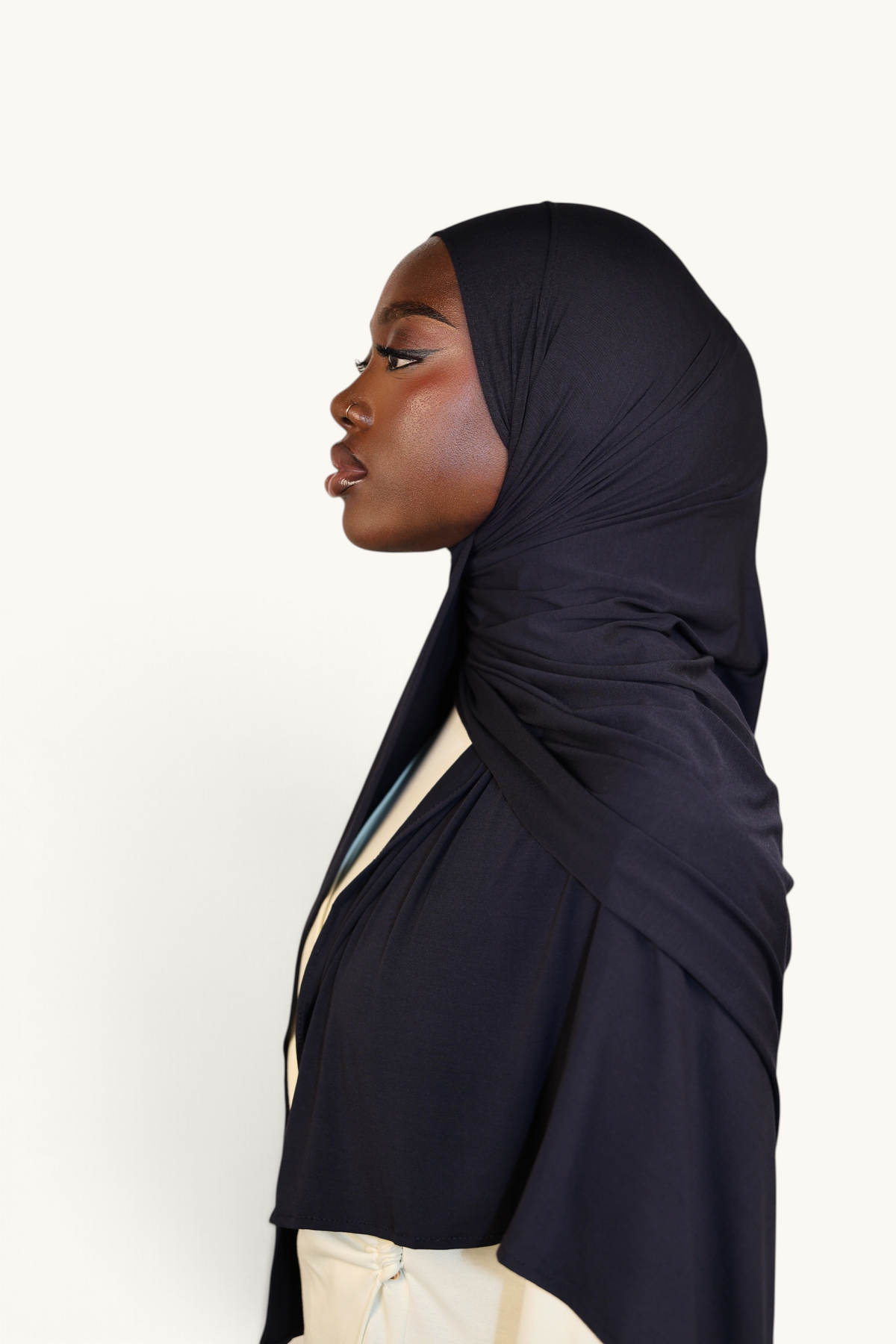 Navy Breeze Jersey Hijab von Losyana.Shop, weicher Jersey-Stoff, bequemes Kopftuch mit elegantem Design.