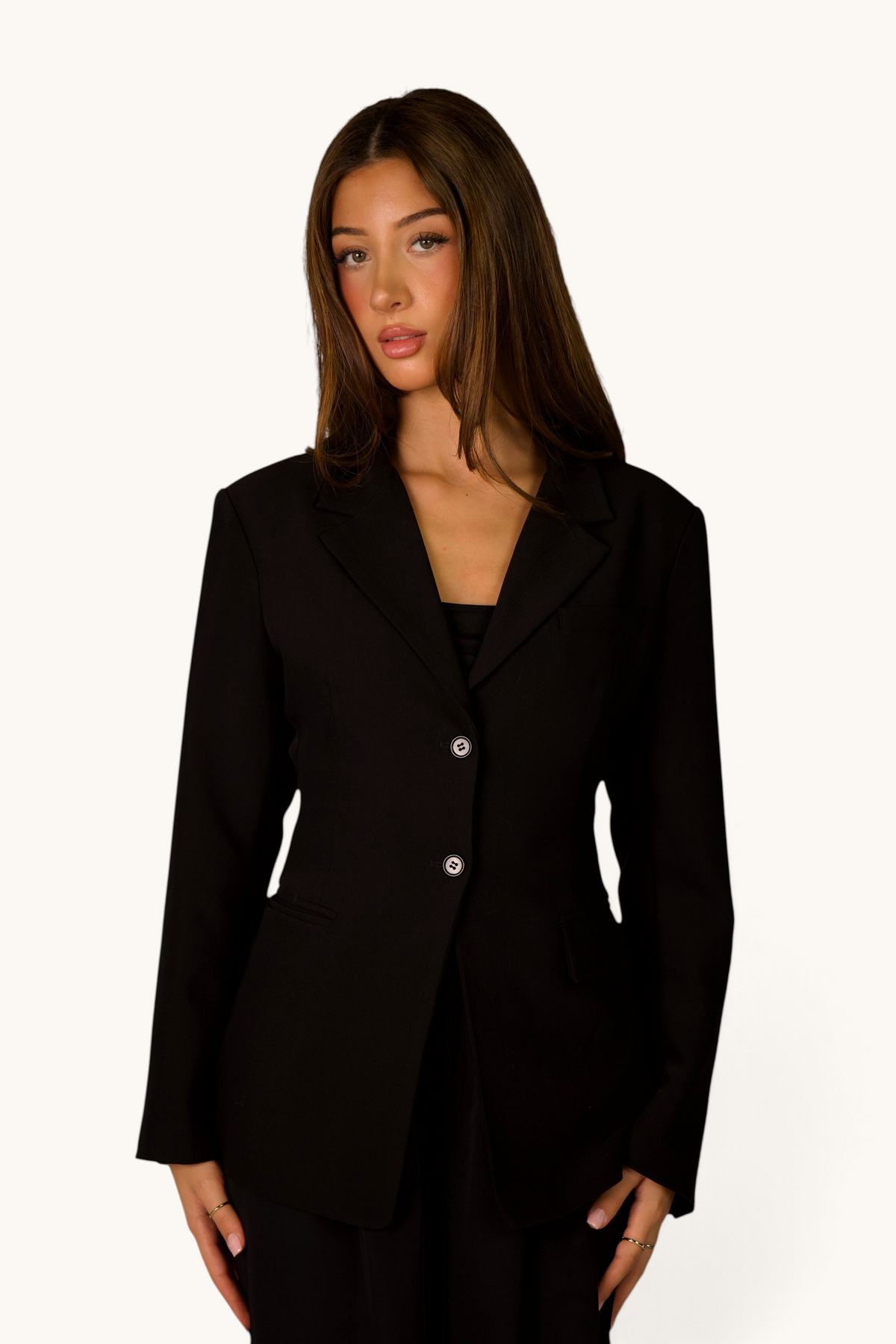 LOSYANA taillierter schwarzer Blazer mit doppeltem Knopfverschluss und klassischem Revers an einem Model