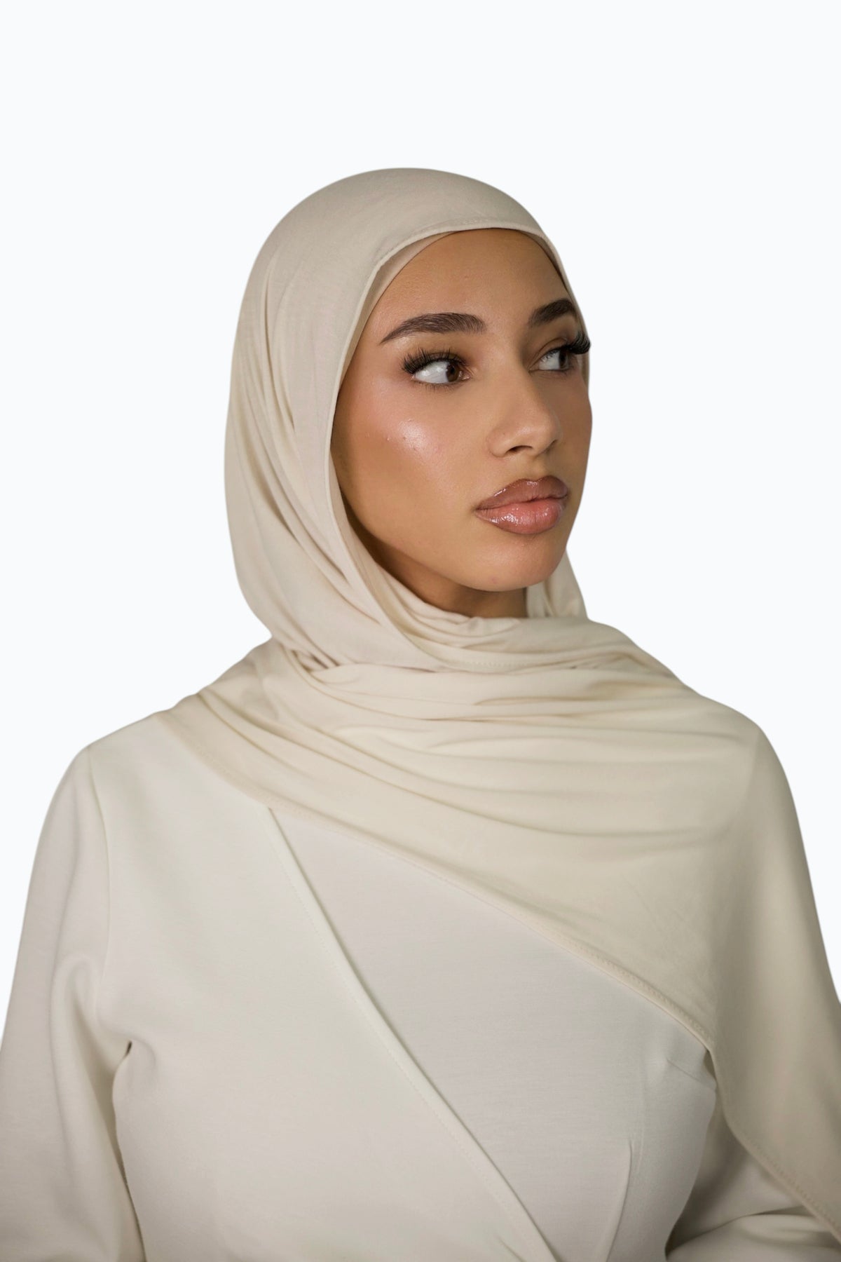Weißer Breeze Jersey Hijab von Losyana.Shop, weiches Jersey-Material mit komfortabler Passform, elegante und schlichte Kopfbedeckung