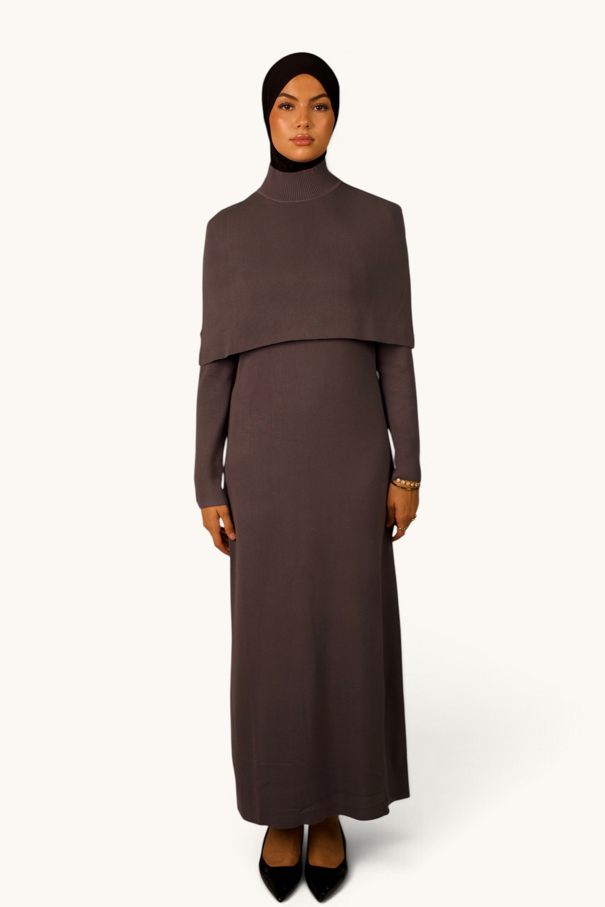 LOSYANA graues Strickkleid mit Cape-Overlay, Stehkragen und langem, fließendem Schnitt an einem Model