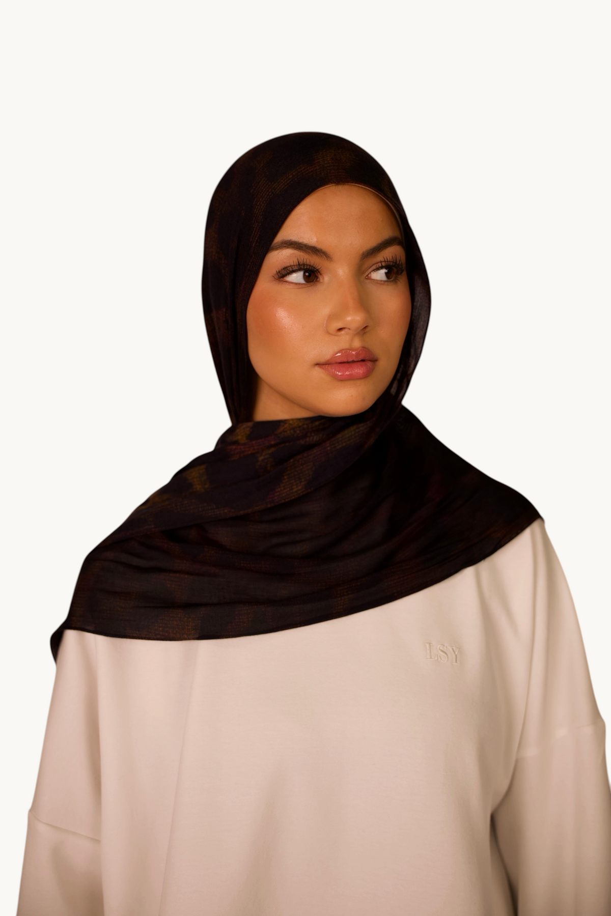 LOSYANA leichter Modal Hijab in Dark Leopard Muster, getragen von einem Model mit passender Bone