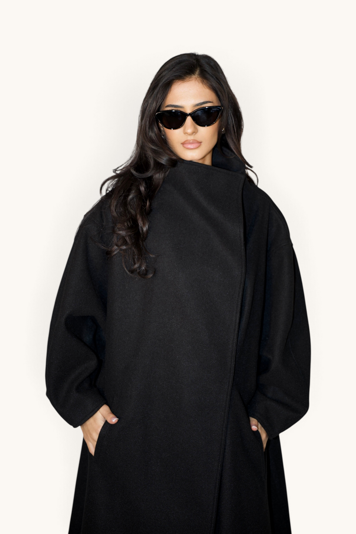 Schwarzer Oversized Mantel von LOSYANA mit lockerer Passform und langem Schnitt, ideal für kühle Tage.
