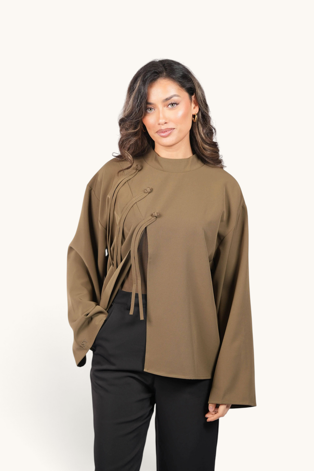 Olivgrünes Losyana.Shop Oberteil "The Legacy Shirt" mit lockerem Schnitt und V-Ausschnitt, gewebte Baumwollqualität.