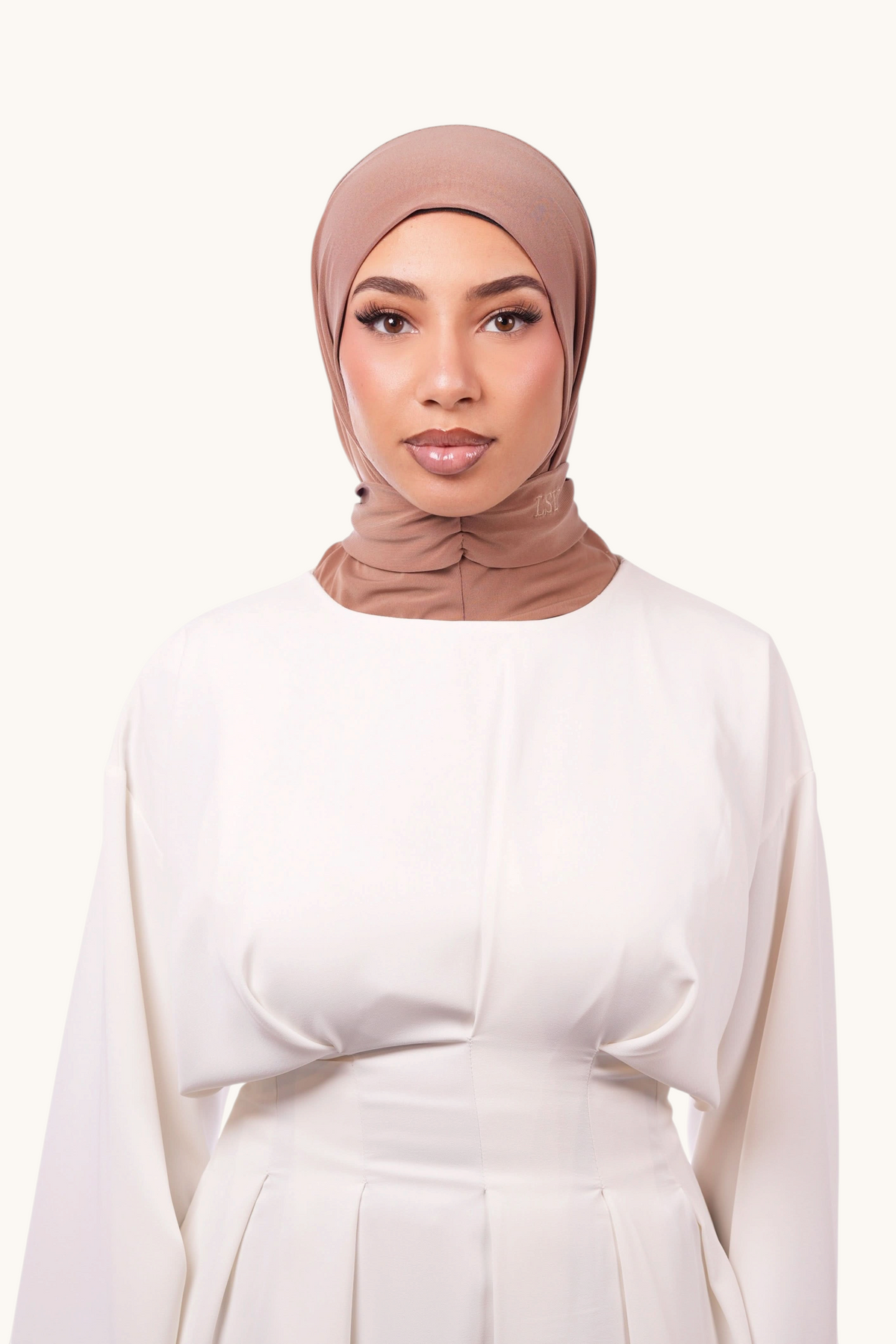 Sandfarbener Hijab von Losyana.Shop, weiche Stoffe und elegantes Design, perfekt für den Alltag.