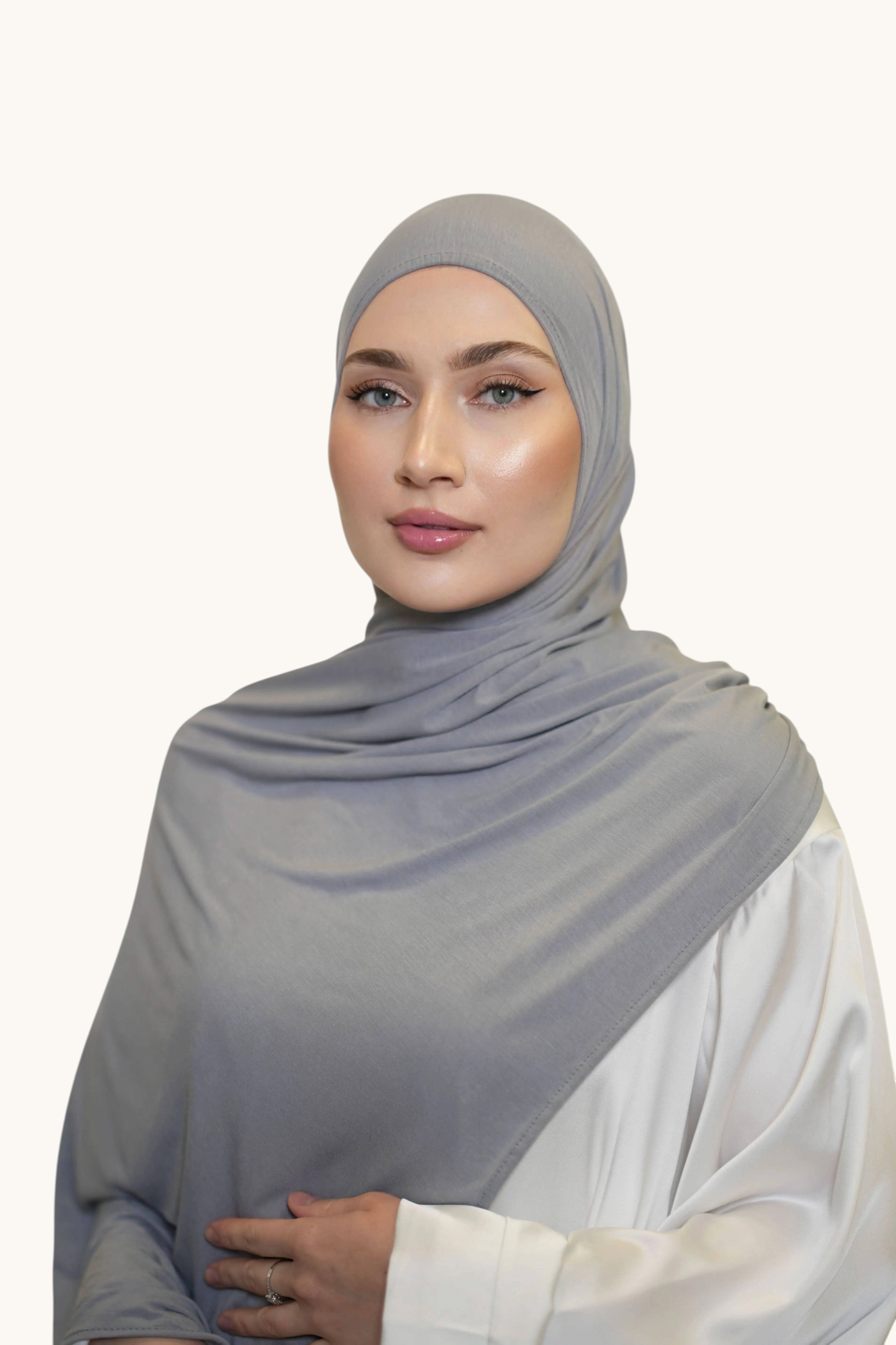 Grauer Hijab Vela Jersey von Losyana.Shop, weich und bequem, zeigt das Stoffmuster und den lockeren Schnitt.