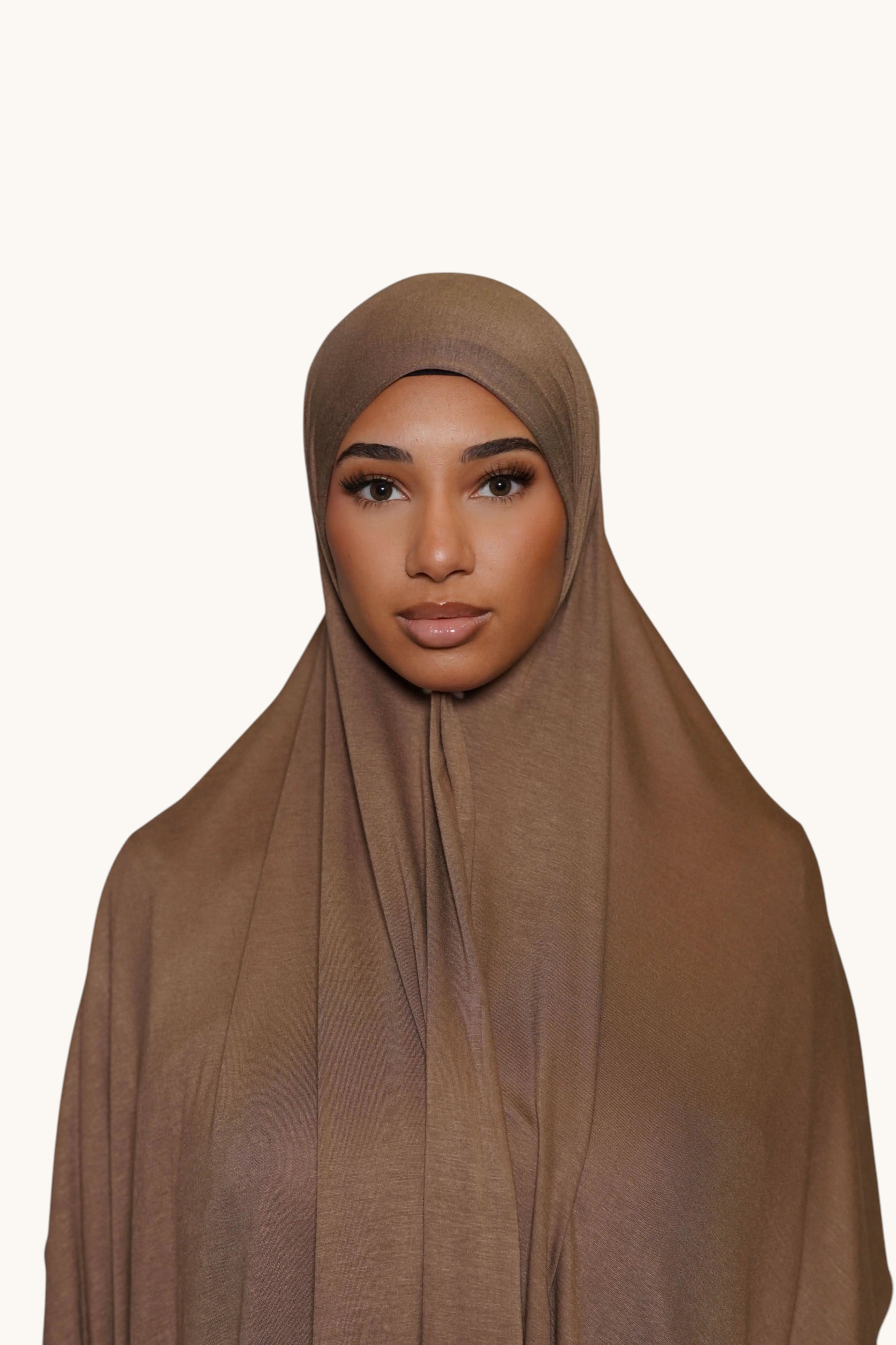 Weiche Bambus-Jersey in Karamellfarbe von Losyana.Shop, zeigt die Textur und das angenehme Material des Stoffes.