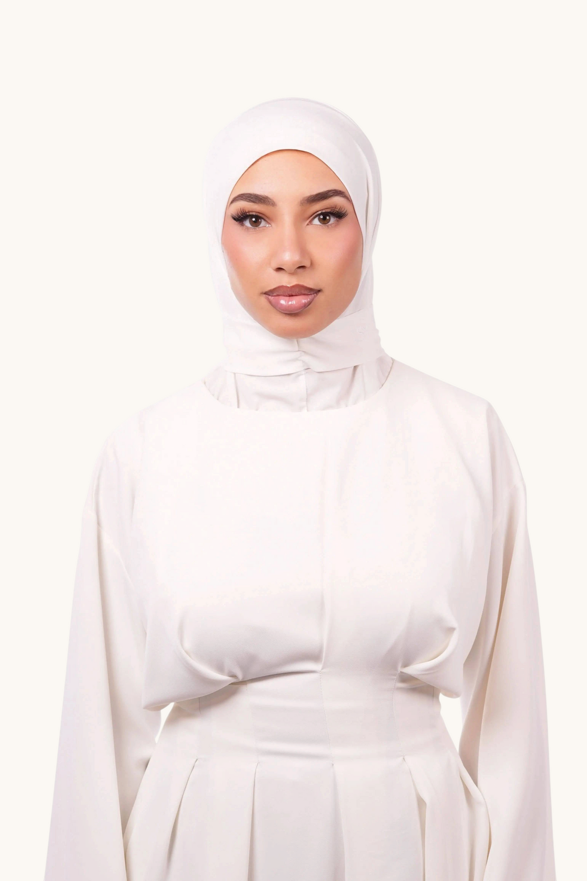 Weißer Instant-Hijab von Losyana.Shop, aus weichem Stoff, zeigt den einfachen, bequemen Hijab-Look für den Alltag.