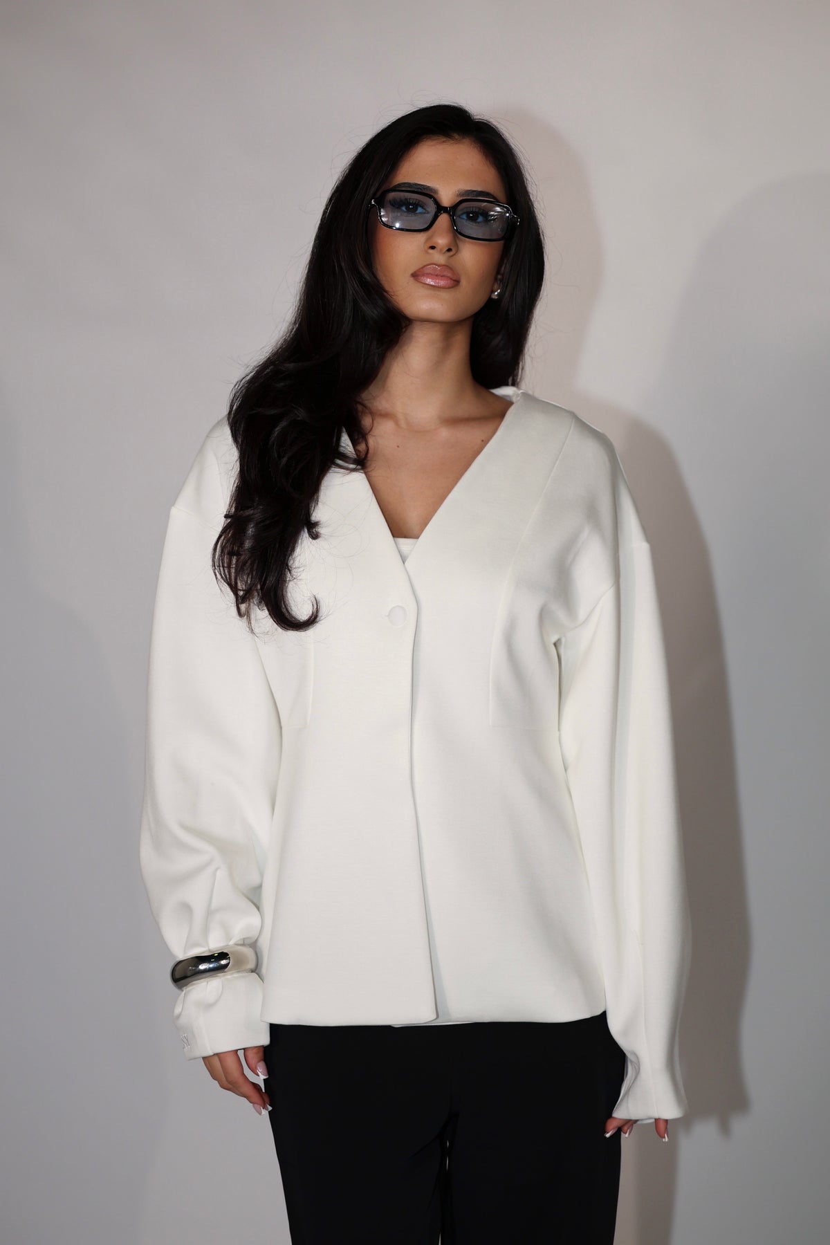 Weicher weißer Blazer von Losyana.Shop, eleganter Oberteil mit stilvollem Schnitt und angenehmer Textur.