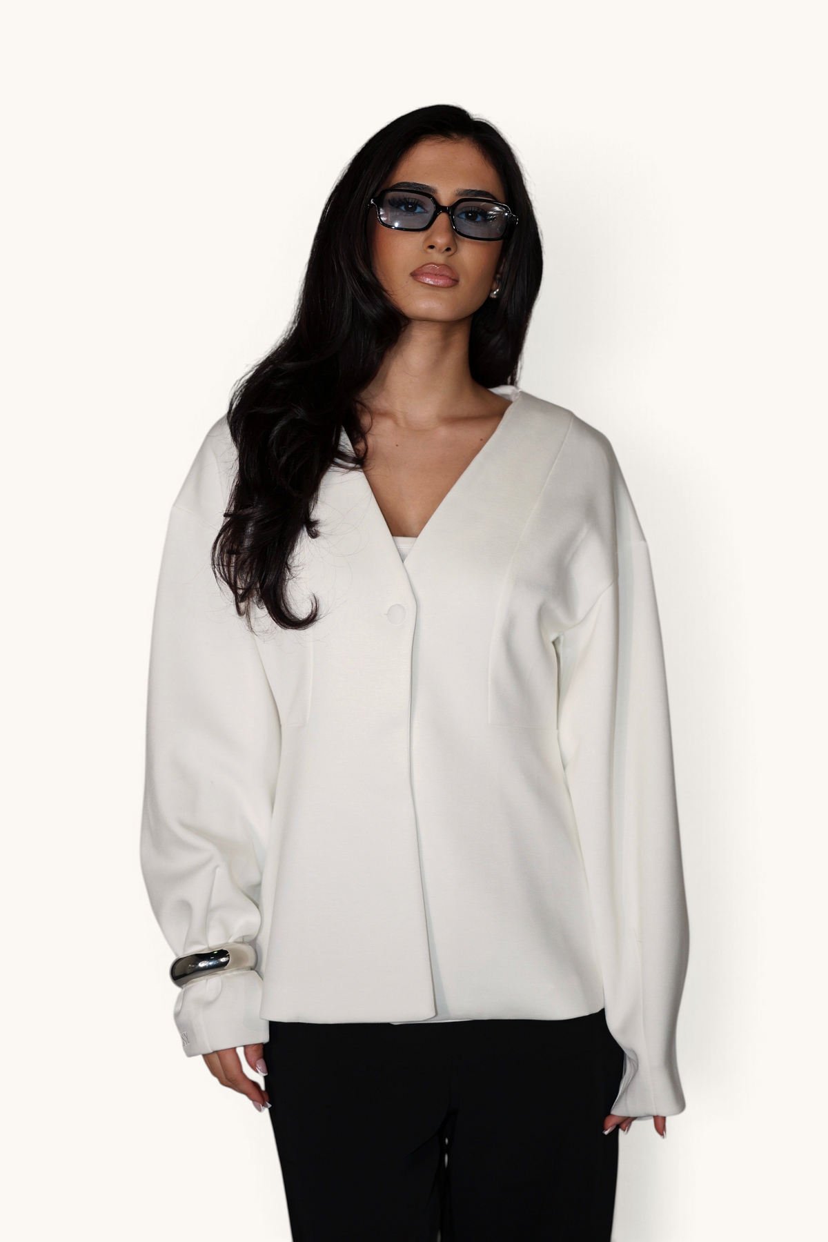Weicher weißer Blazer von Losyana.Shop, elegantes Oberteil aus angenehmem Stoff, perfekt für formelle und lässige Anlässe.