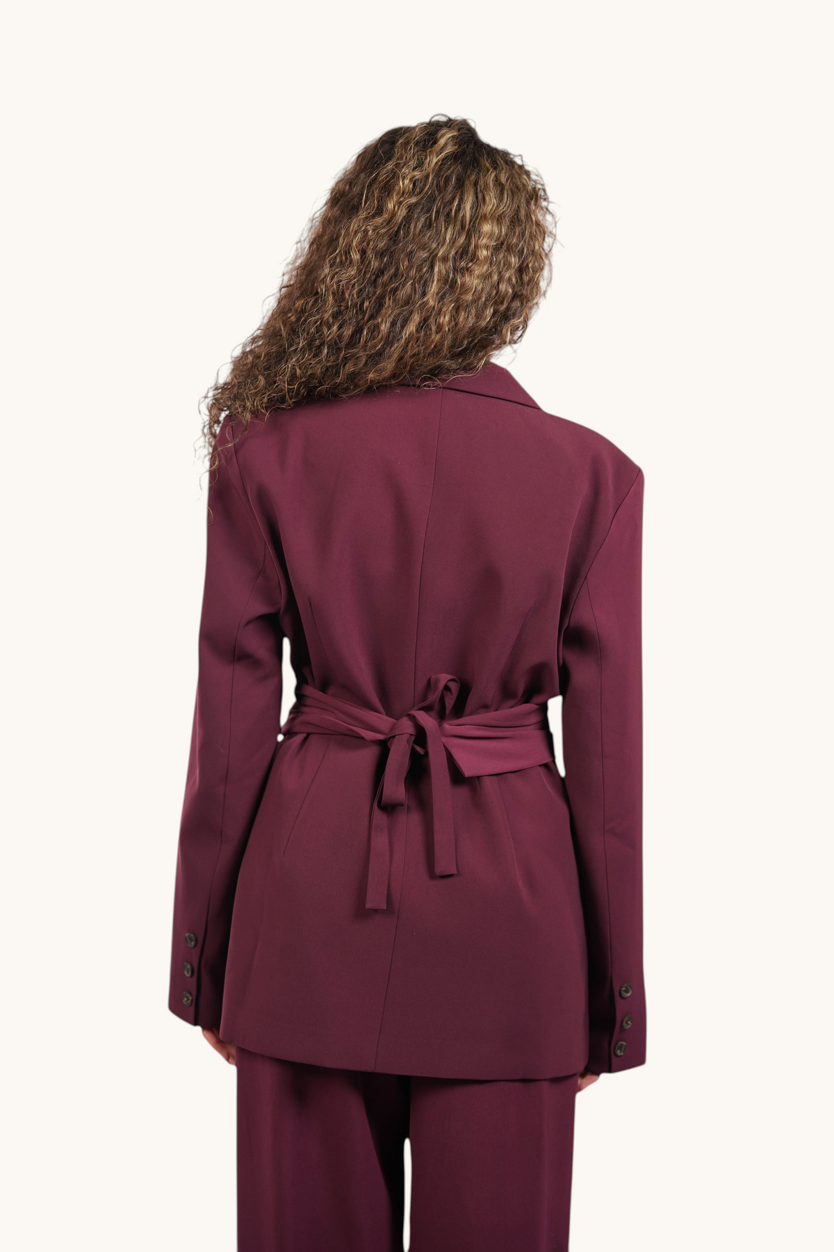 Burgundrote Losyana.Shop Jacke, The Noble Belted Blazer mit Gürtel und Reverskragen, Nahaufnahme der Stoffstruktur