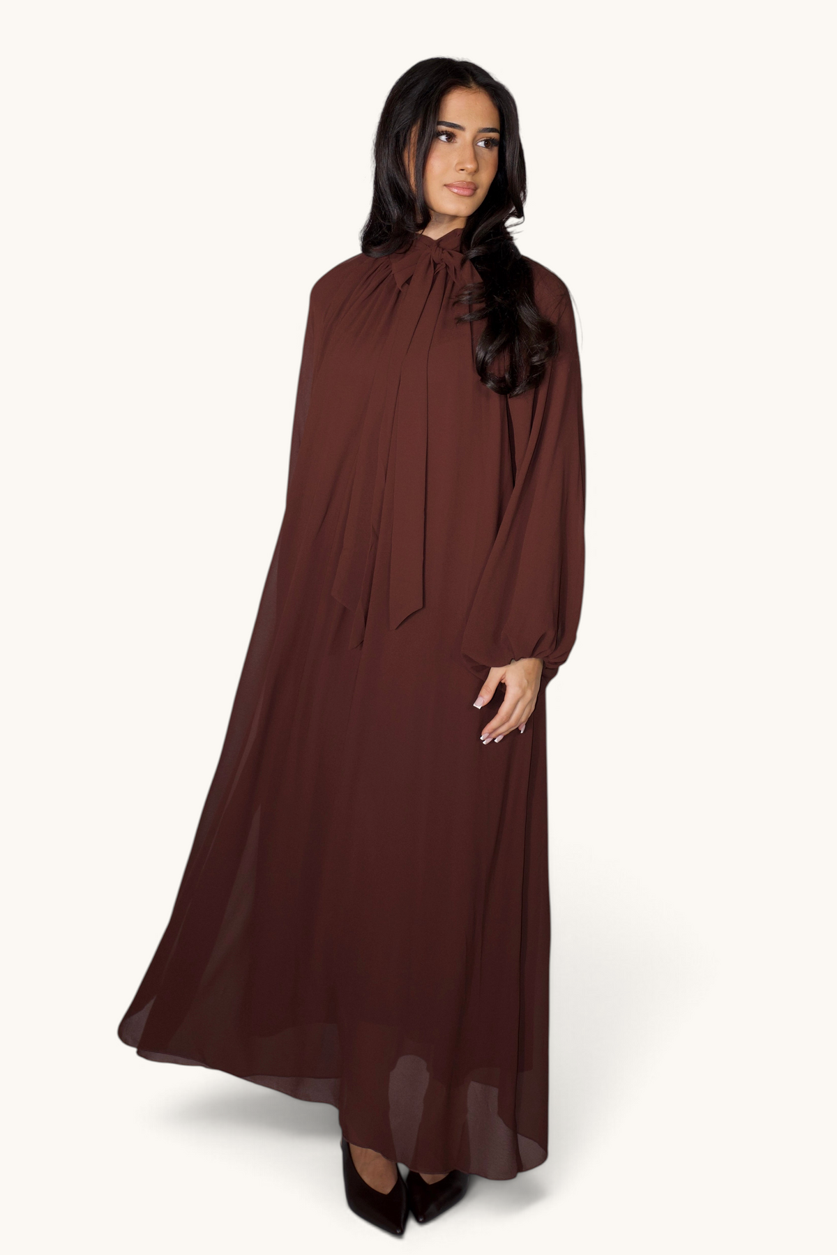 LOSYANA Maxikleid in Espresso aus luftigem Chiffon mit Ballonärmeln und Bindekragen an einem Model