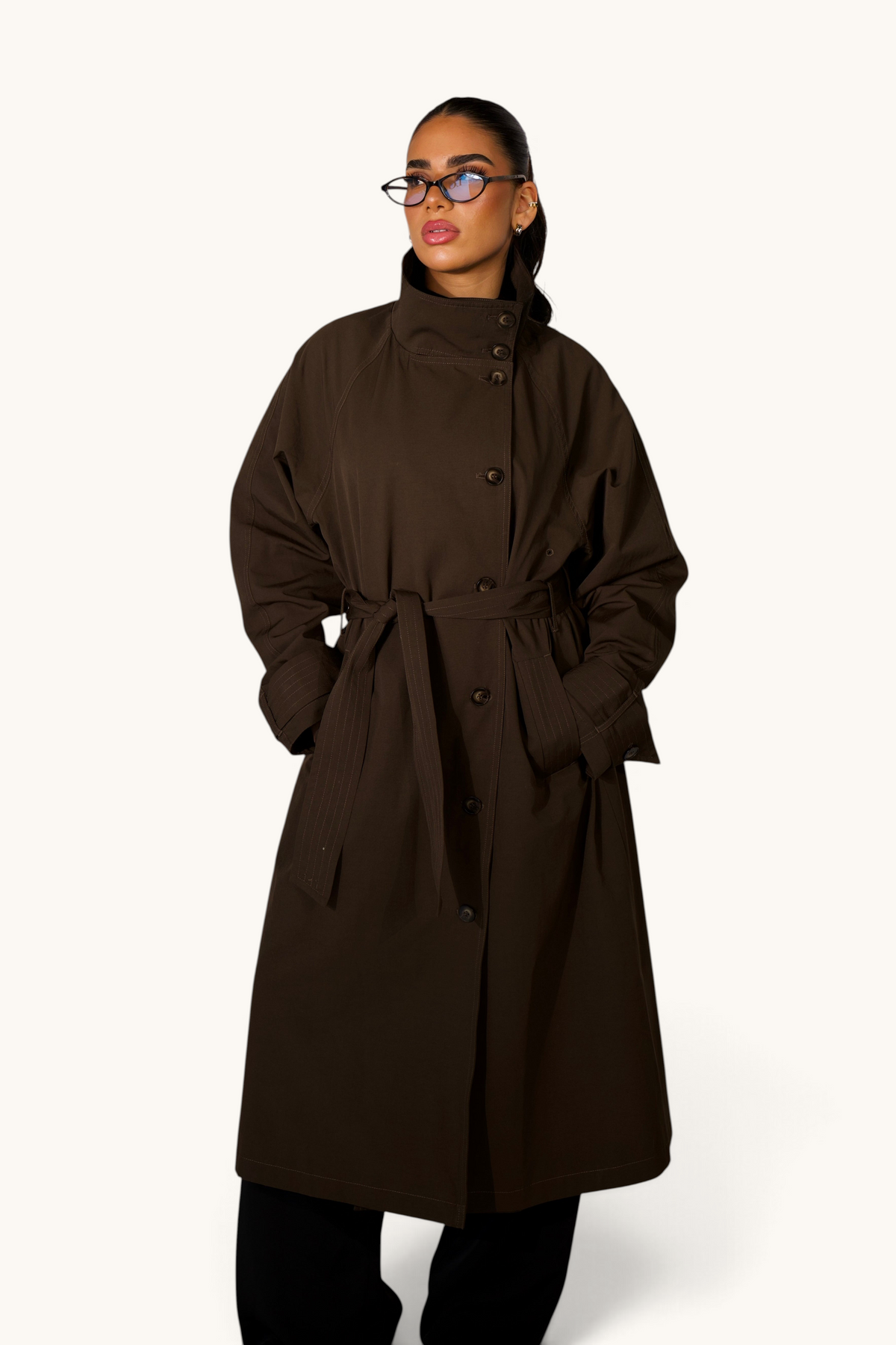 Langer LOSYANA Trenchcoat in Espresso, eleganter Mantel aus weichem Stoff, mit Gürtel und klassischen Details.
