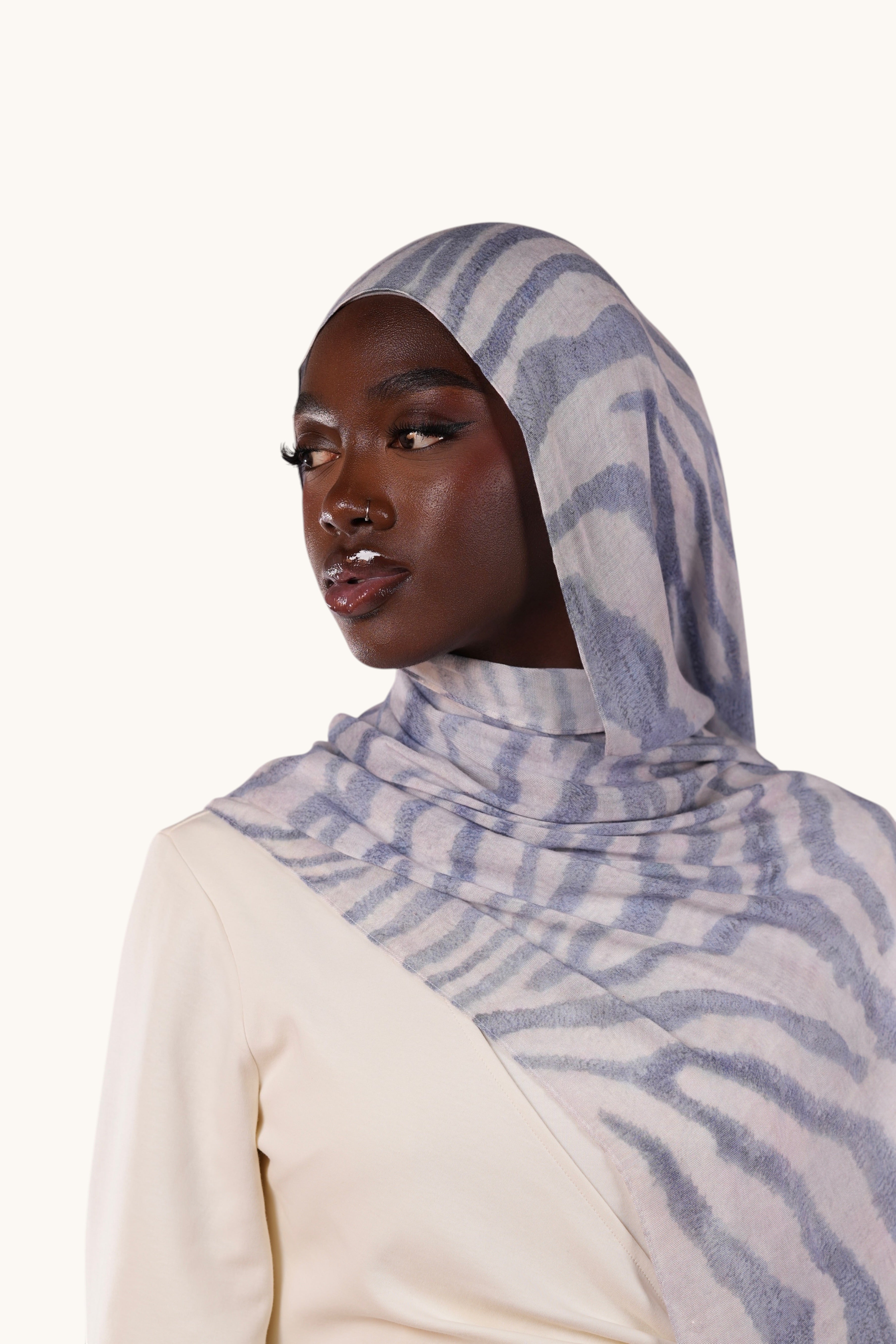 Leichter LOSYANA Modal-Hijab im Ocean-Wave-Muster, angenehm weich und stilvoll für den Alltag.