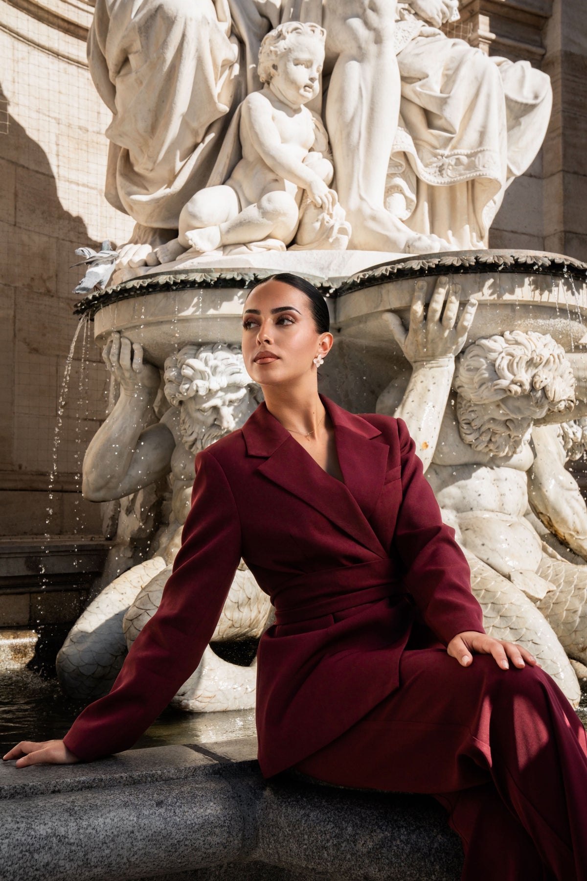 Burgunderrote Losyana.Shop Blazer mit Gürtel, elegante Jacke aus hochwertigem Stoff, schließt vorne mit Knöpfen