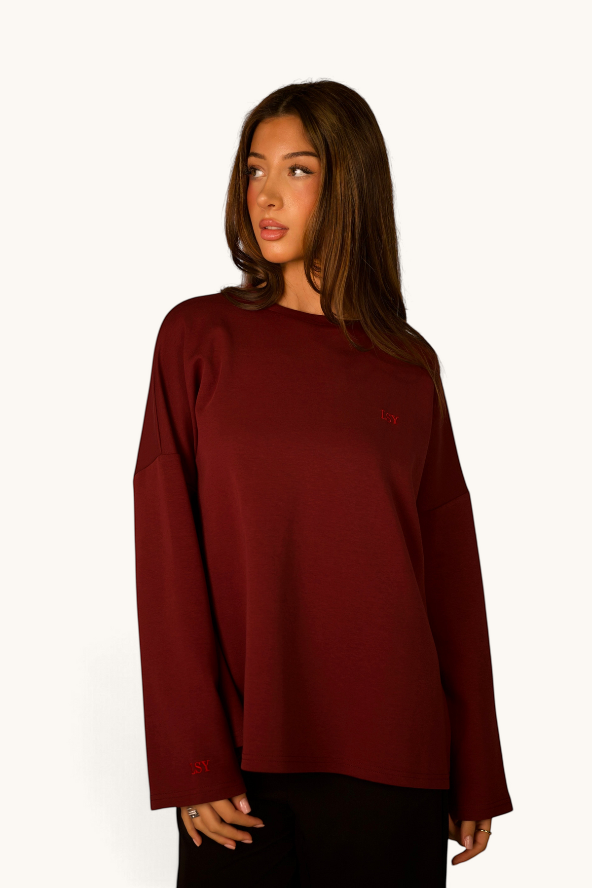 LOSYANA LSY Langarmshirt in Bordeaux aus weicher Baumwolle mit dezentem Logo-Stick an einer Frau
