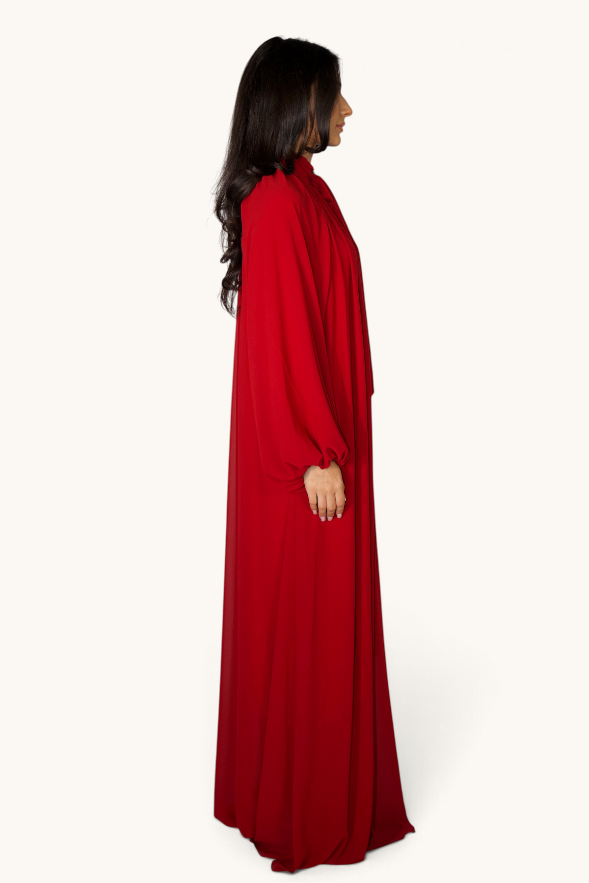 LOSYANA rotes Chiffon Maxikleid mit Ballonärmeln und Bindekragen in Seitenansicht an einem Model