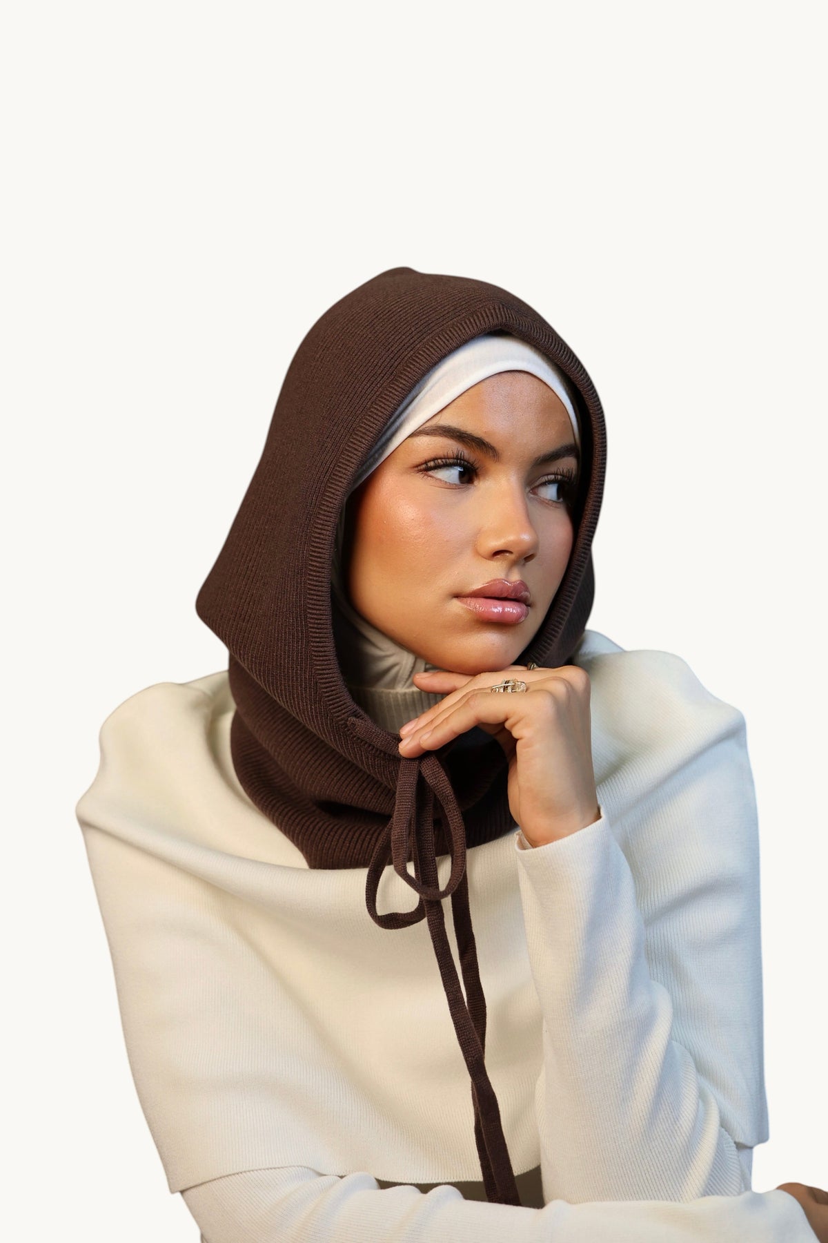 LOSYANA Balaclava in Espresso-Braun aus weichem Strick mit verstellbarem Kordelzug, getragen von einem Model.